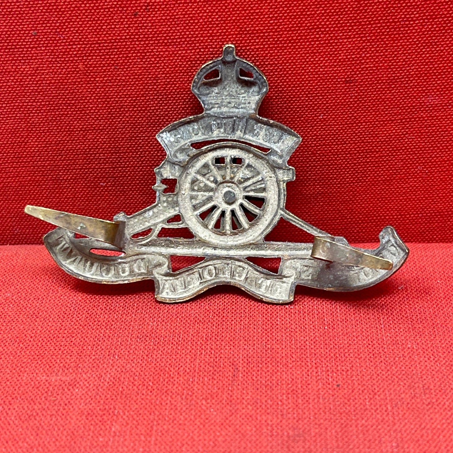 The Royal Field Artillery (RFA) was a crucial branch of the British Army, primarily responsible for providing mobile artillery support to infantry units during both World Wars and other conflicts. Established in 1899, the RFA played a significant role in numerous military campaigns, where its mobile field guns were vital in providing indirect fire support to ground troops. The Royal Field Artillery cap badge from the reign of King George V is a distinctive symbol of this prestigious unit. The badge typical
