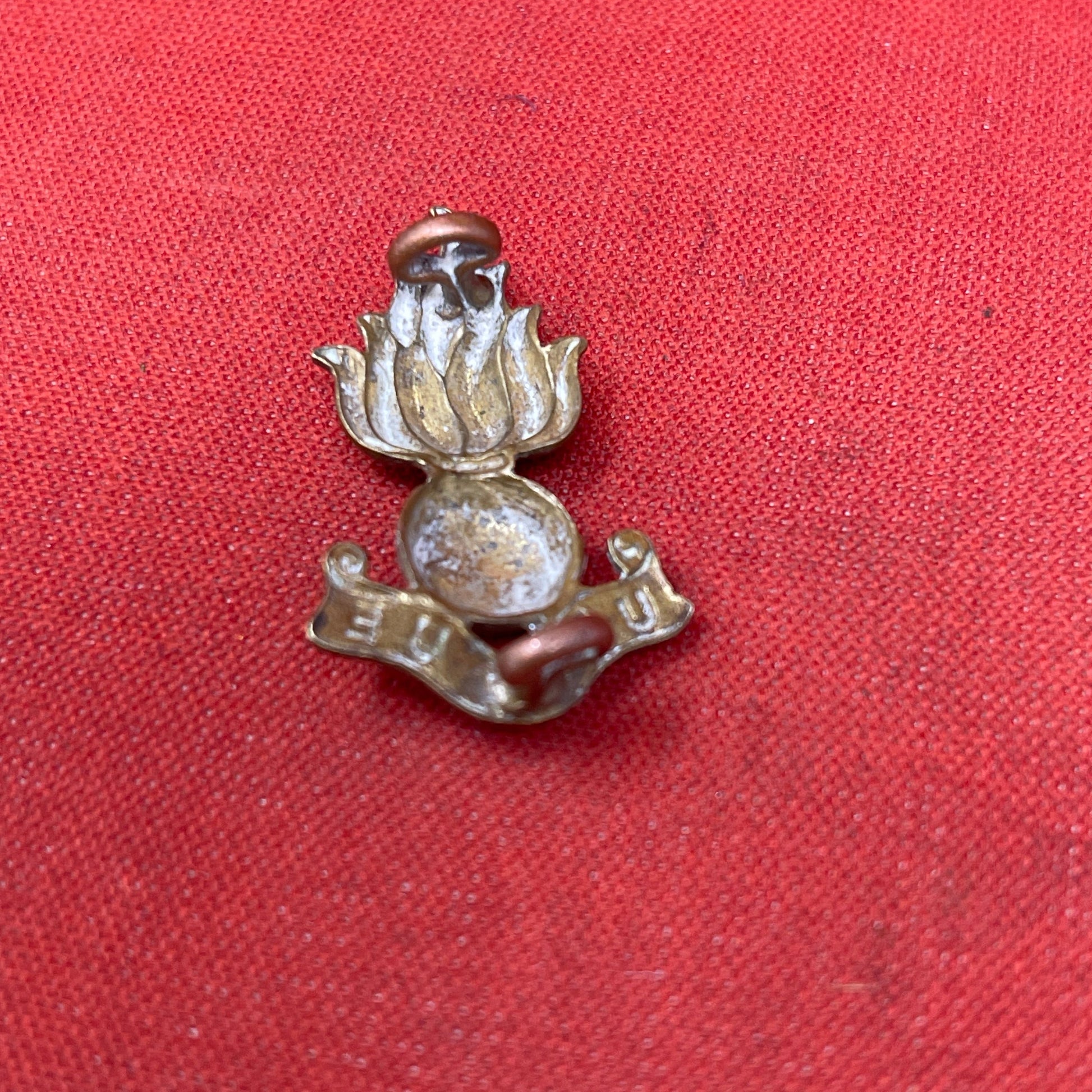 WWI-WWII Royal Artillery Brass Collar Badge