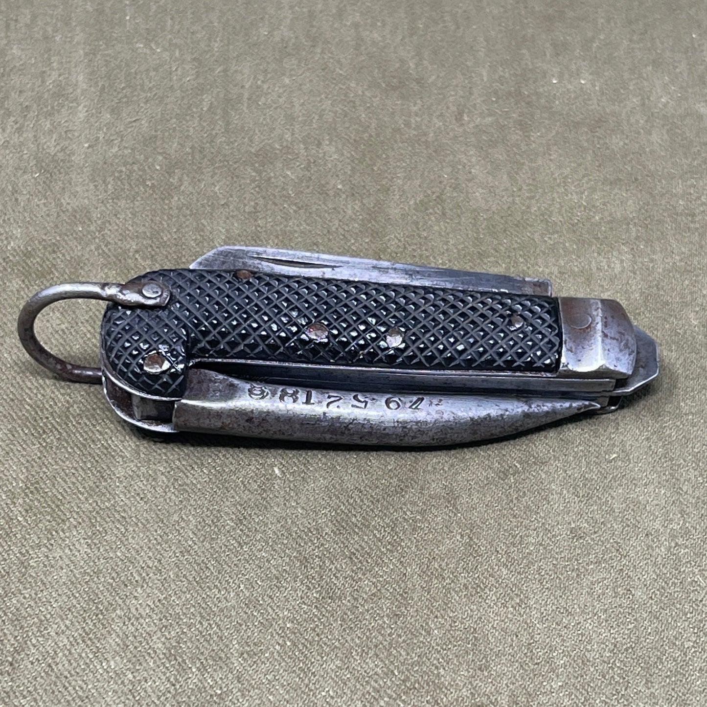 A nice example of a British 1943 Dated Pocket Jack Knife made by Humphreys Radiant of Sheffield The blades are in good condition, the chequered Bakelite grip is intact and all the blades lock and close as they should. The steel can opener is in good condition