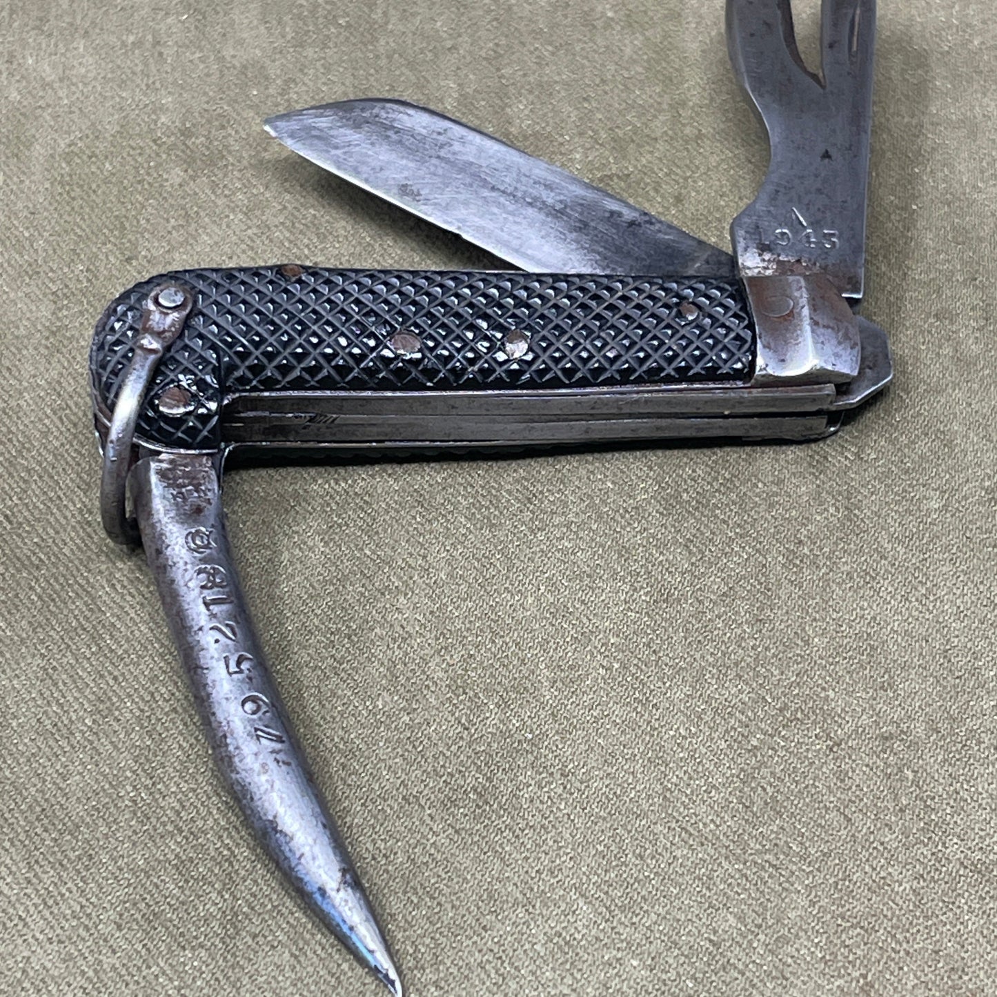 A nice example of a British 1943 Dated Pocket Jack Knife made by Humphreys Radiant of Sheffield The blades are in good condition, the chequered Bakelite grip is intact and all the blades lock and close as they should. The steel can opener is in good condition