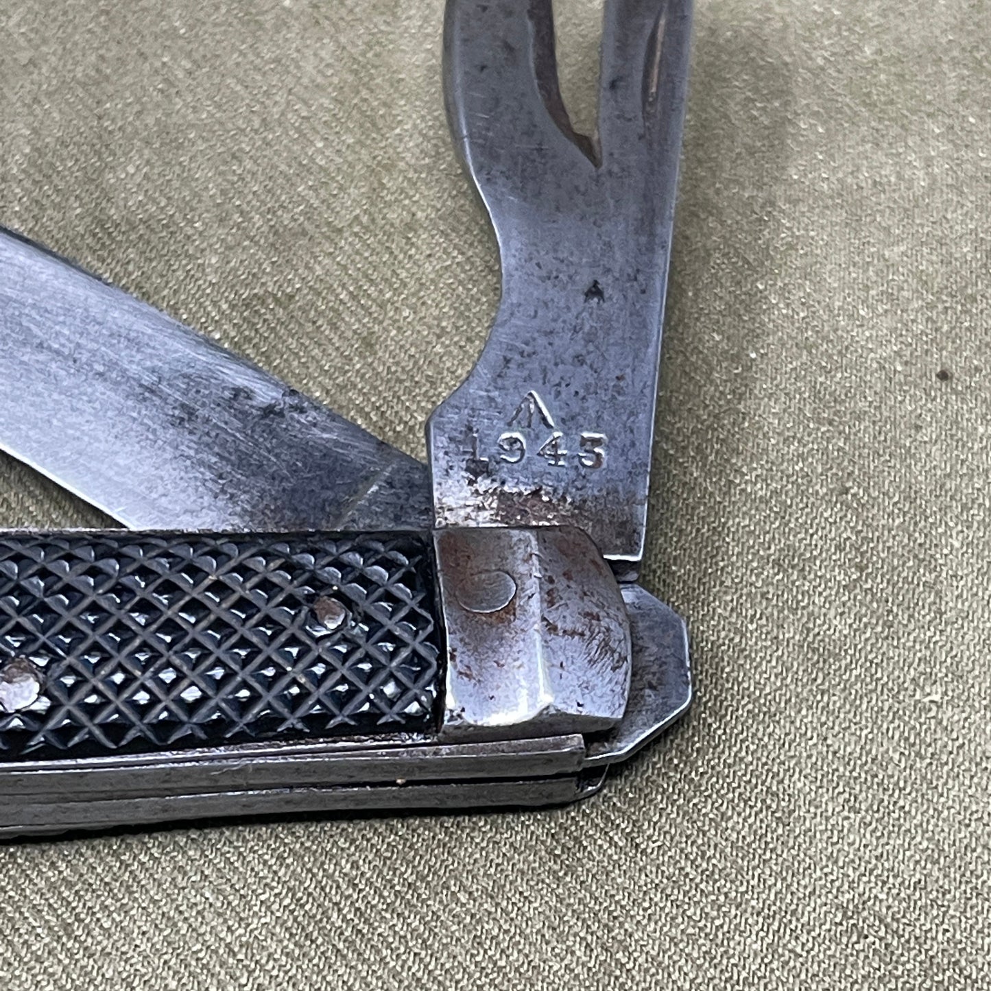 A nice example of a British 1943 Dated Pocket Jack Knife made by Humphreys Radiant of Sheffield The blades are in good condition, the chequered Bakelite grip is intact and all the blades lock and close as they should. The steel can opener is in good condition