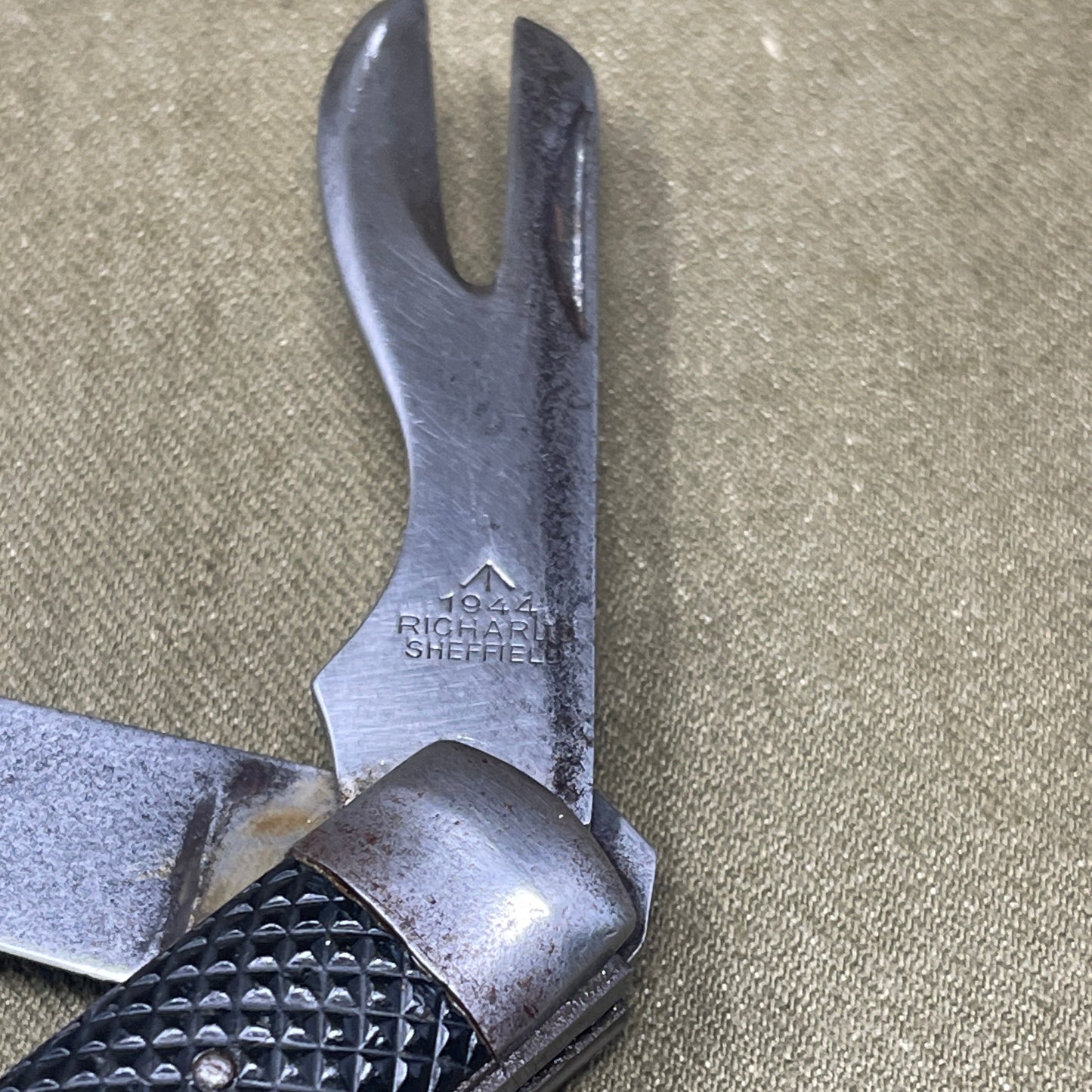 A nice example of a British 1942 Dated Pocket Jack Knife made by Clarke & Son of Sheffield The blades are in good condition, the chequered Bakelite grip is intact and all the blades lock and close as they should. The steel can opener is in good condition