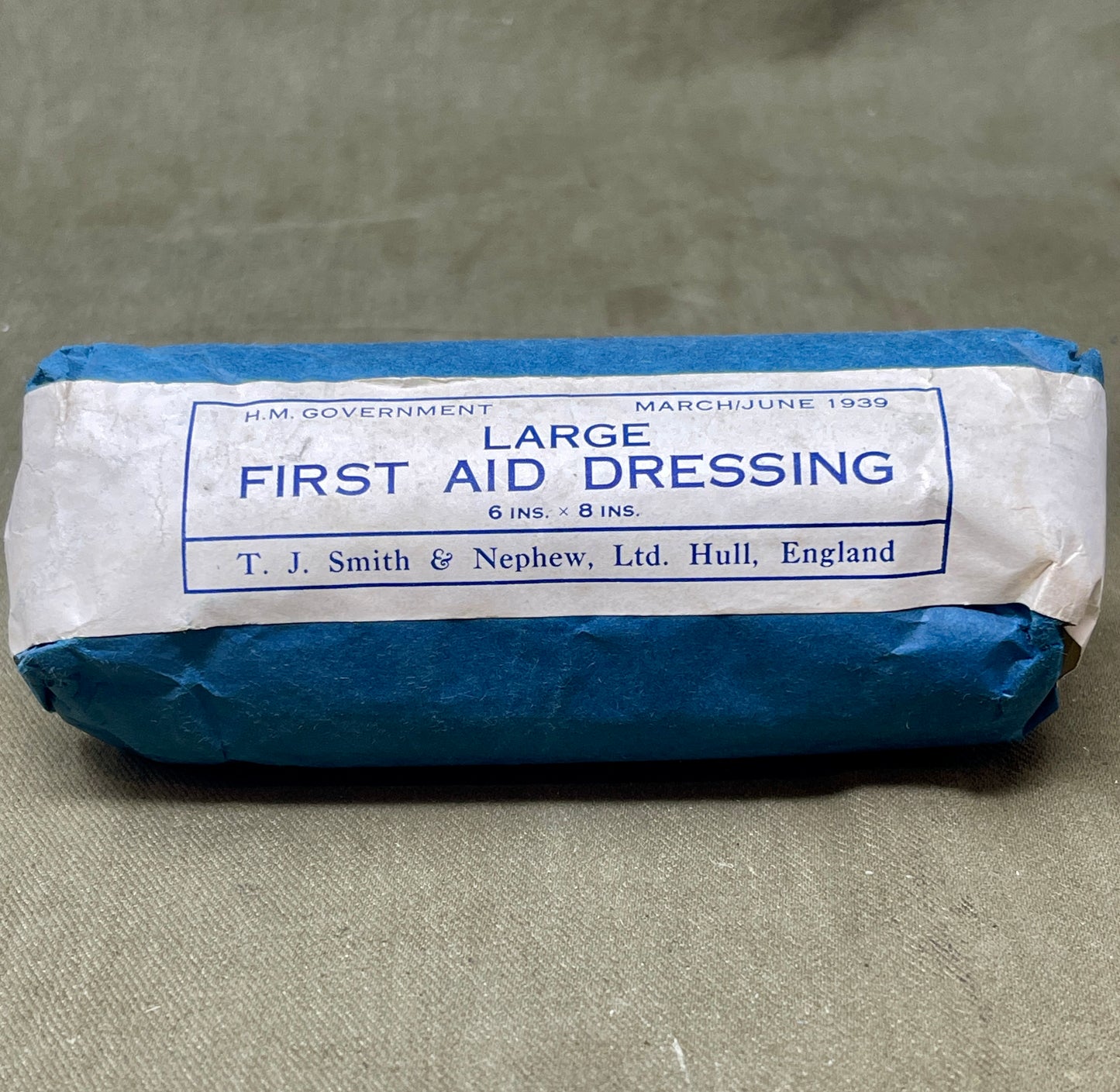 This Large First Aid Dressing, manufactured by T.J. Smith & Nephew Ltd in Hull, England, is a vintage medical supply that highlights the craftsmanship and practical design of mid-20th-century healthcare essentials. Known for its reliability and quality, Smith & Nephew was a renowned manufacturer of medical and surgical products, and this dressing reflects their commitment to excellence.
The dressing is designed for emergency use, providing a sterile and absorbent solution for treating wounds, cuts, or inju