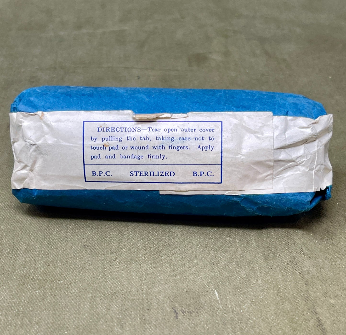This Large First Aid Dressing, manufactured by T.J. Smith & Nephew Ltd in Hull, England, is a vintage medical supply that highlights the craftsmanship and practical design of mid-20th-century healthcare essentials. Known for its reliability and quality, Smith & Nephew was a renowned manufacturer of medical and surgical products, and this dressing reflects their commitment to excellence.
The dressing is designed for emergency use, providing a sterile and absorbent solution for treating wounds, cuts, or inju