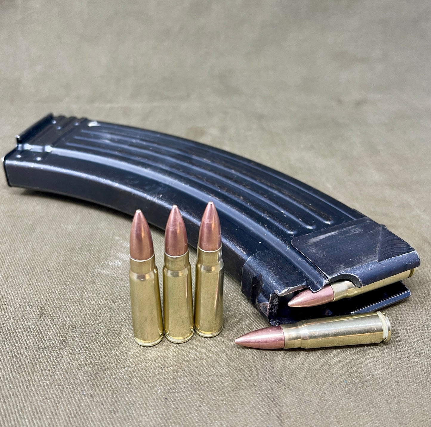 1 x 7.62x39 AKM Magazine with 5 x INERT Rounds