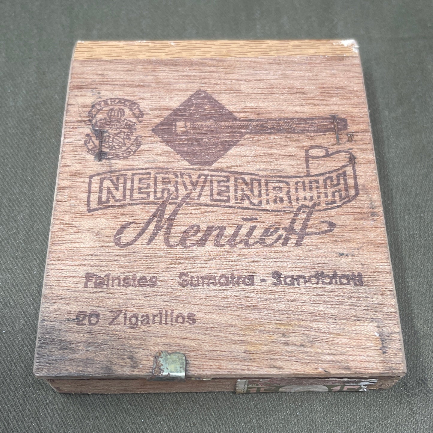 Empty Pack Nervenbuh Menuett Zigarlilos