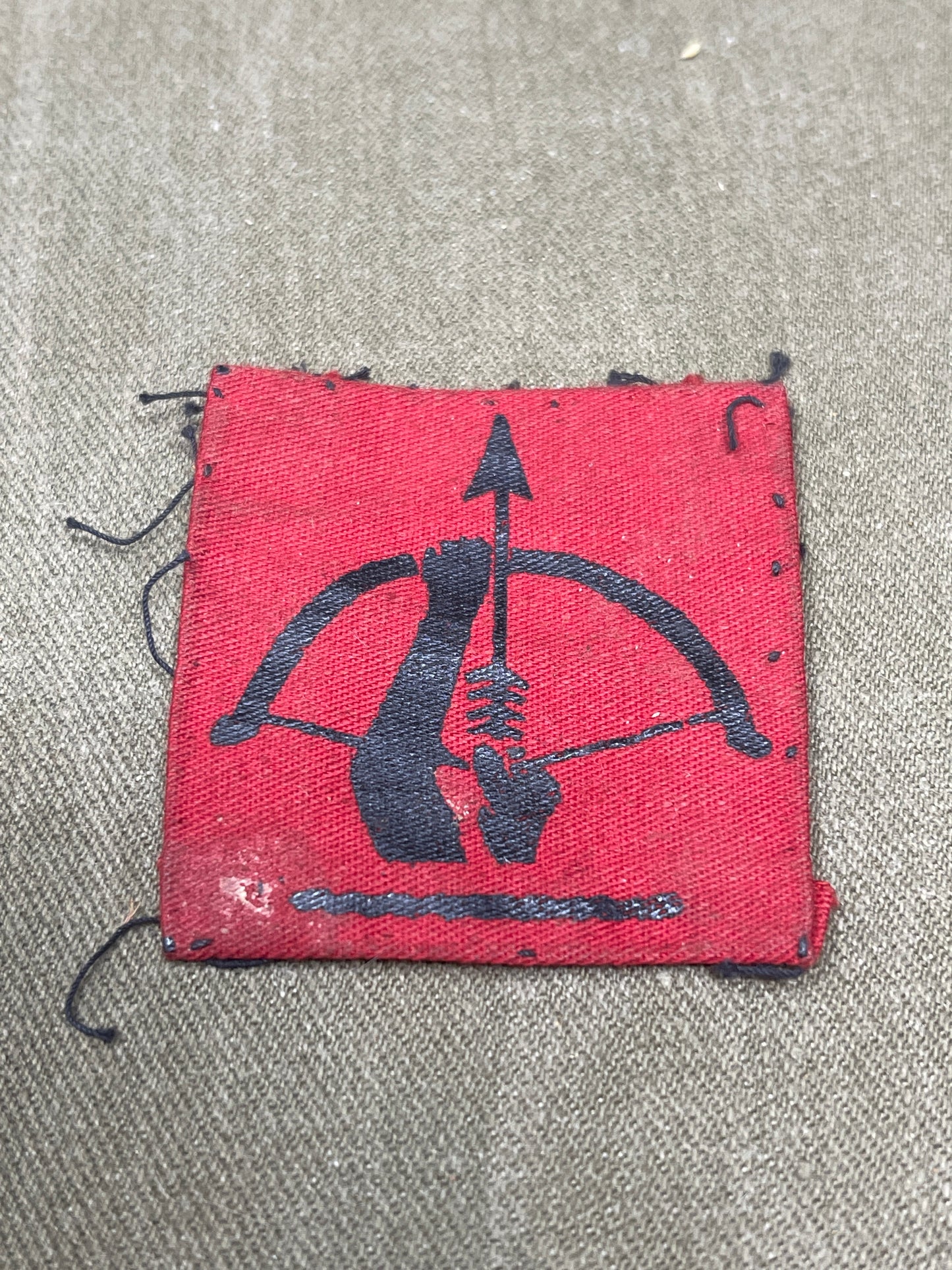 The British Anti-Aircraft Command Formation Patch is a distinctive insignia used during World War II by personnel in the Royal Artillery’s Anti-Aircraft Command. This patch symbolized the vital role played by anti-aircraft units in defending the UK from aerial attacks. The Anti-Aircraft Command was responsible for coordinating the defense against enemy aircraft, using a variety of weaponry such as Bofors 40mm guns and searchlight units.
The patch typically featured bold, clear designs that denoted the wear