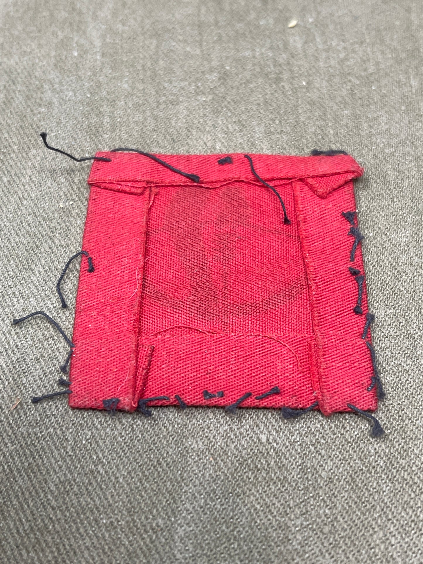 The British Anti-Aircraft Command Formation Patch is a distinctive insignia used during World War II by personnel in the Royal Artillery’s Anti-Aircraft Command. This patch symbolized the vital role played by anti-aircraft units in defending the UK from aerial attacks. The Anti-Aircraft Command was responsible for coordinating the defense against enemy aircraft, using a variety of weaponry such as Bofors 40mm guns and searchlight units.
The patch typically featured bold, clear designs that denoted the wear