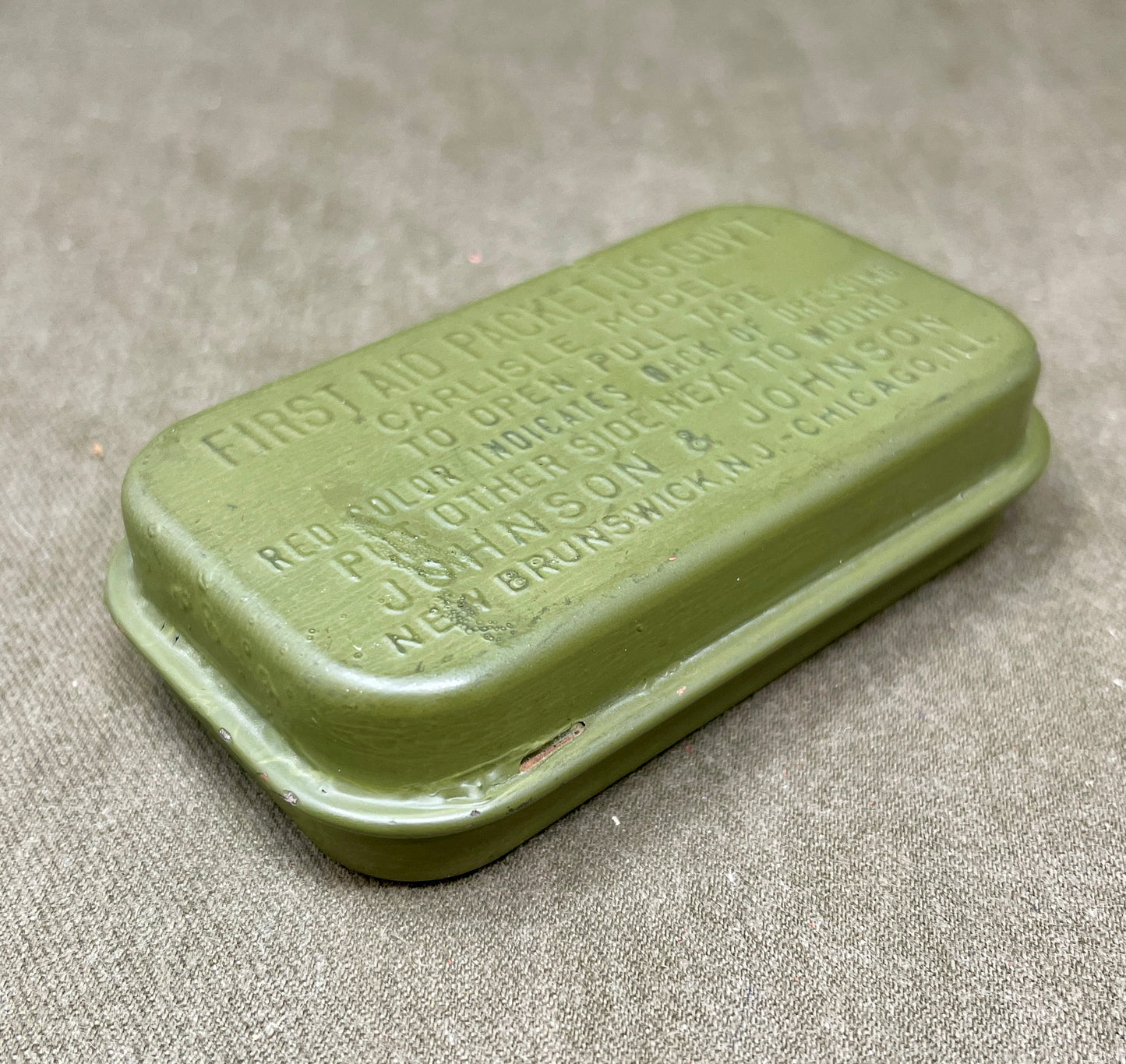 US Army First Aid Packet US Gov Carlisle Model Johnson & Johnson New Brunswick .N.J . - Chicagp ILL.