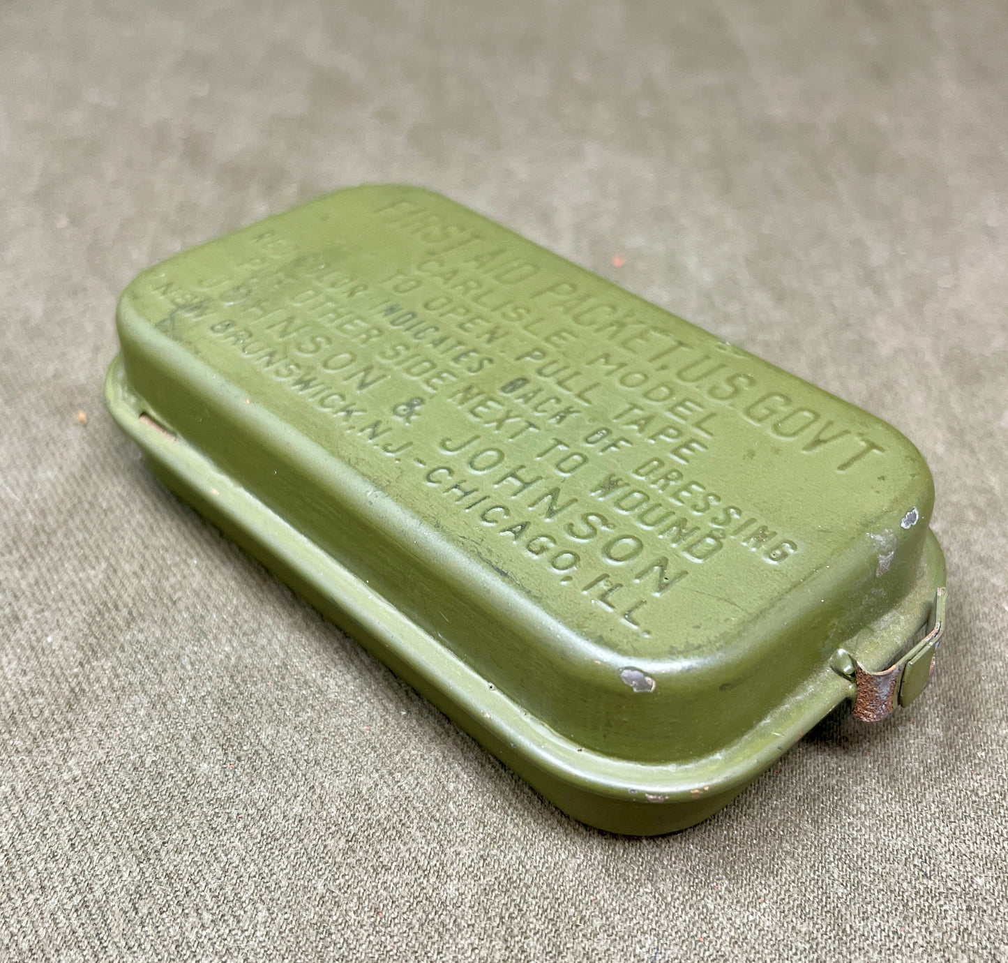 US Army First Aid Packet US Gov Carlisle Model Johnson & Johnson New Brunswick .N.J . - Chicagp ILL.