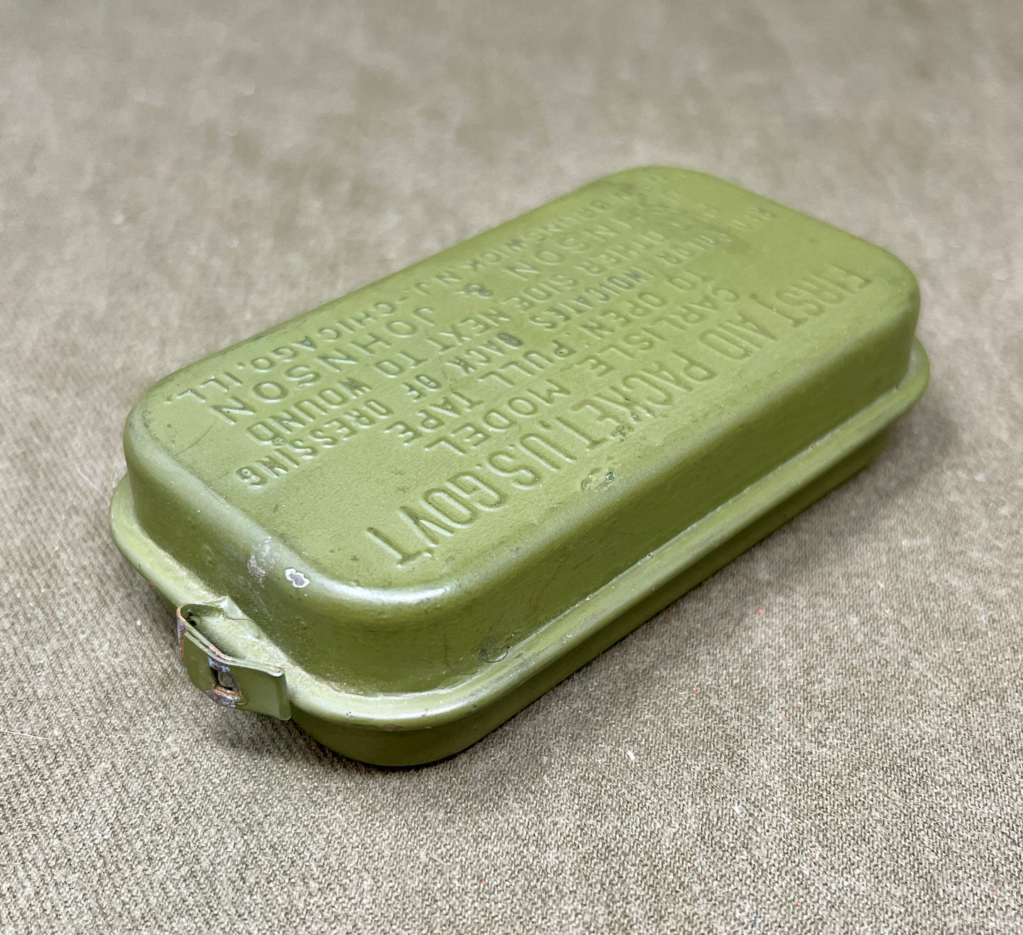 US Army First Aid Packet US Gov Carlisle Model Johnson & Johnson New Brunswick .N.J . - Chicagp ILL.