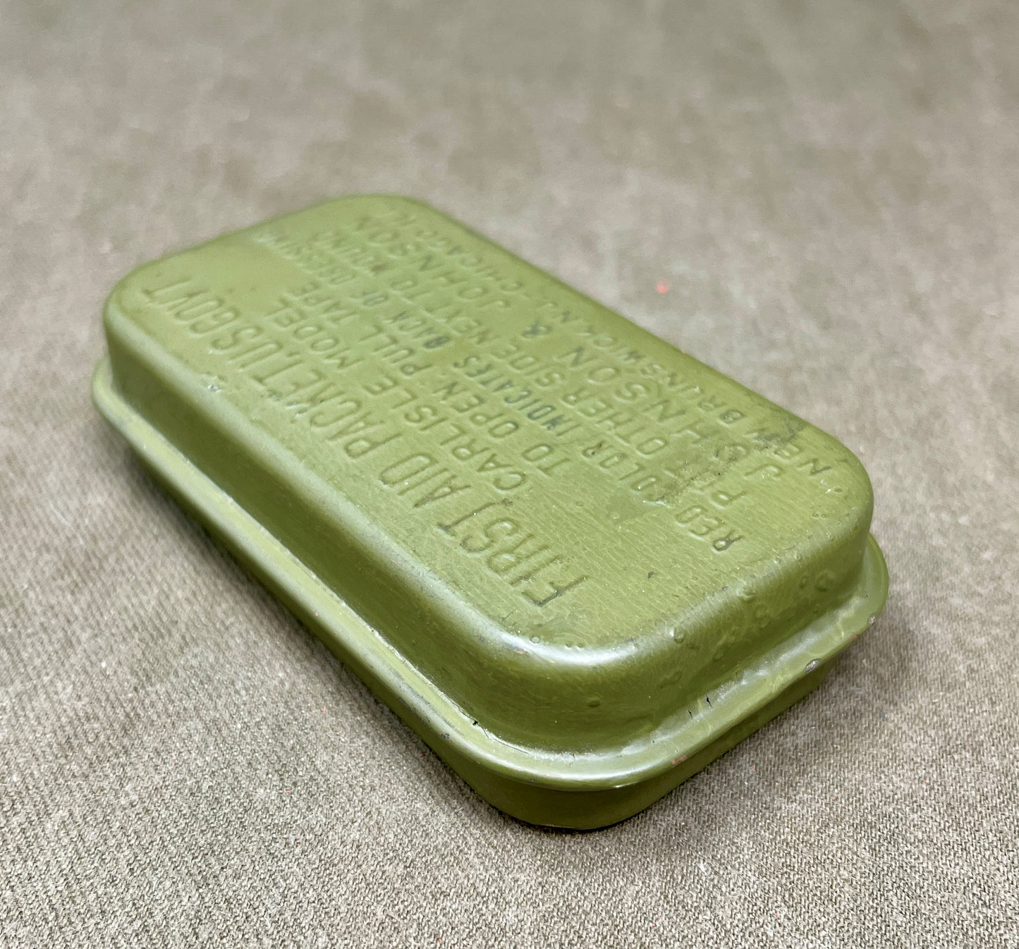 US Army First Aid Packet US Gov Carlisle Model Johnson & Johnson New Brunswick .N.J . - Chicagp ILL.