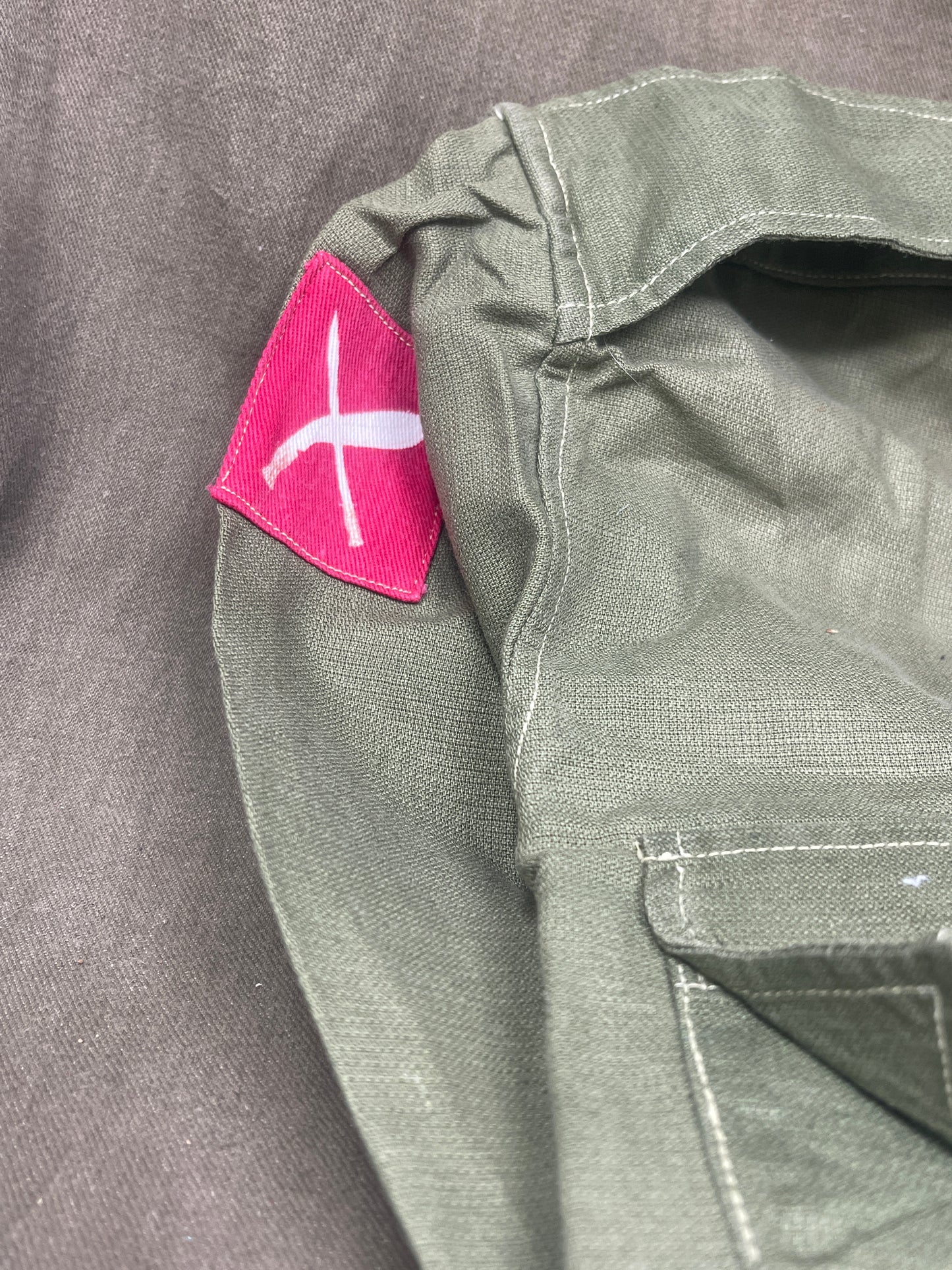 1950s British Army Jungle Green Shirt/Jacket – 48th Gurkha Division & Home Counties Brigade Badges (37–39" Chest)