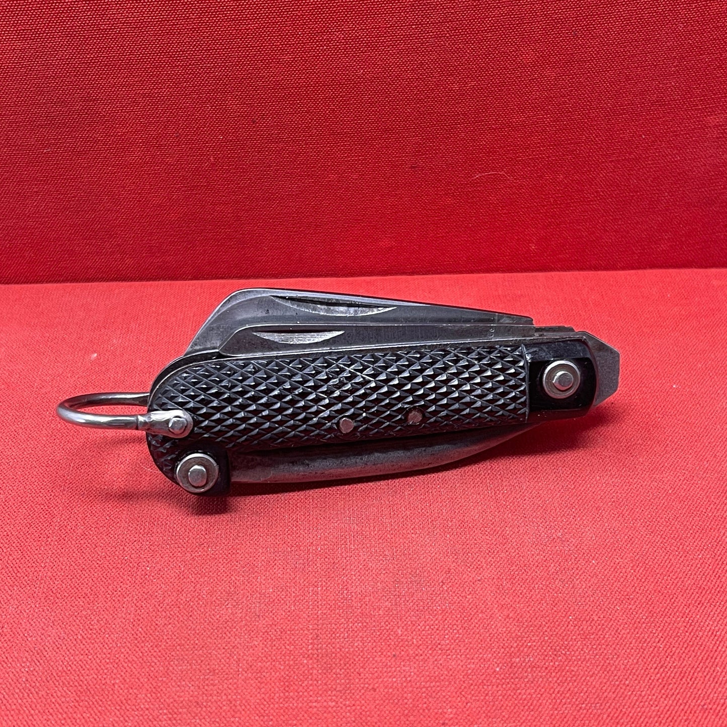 A nice example of a British 1944 Dated G Ibberson & Co military Jack Knife The blades are in good condition, the chequered Bakelite grip is intact and all the blades lock and close as they should. The steel can opener is in good condition