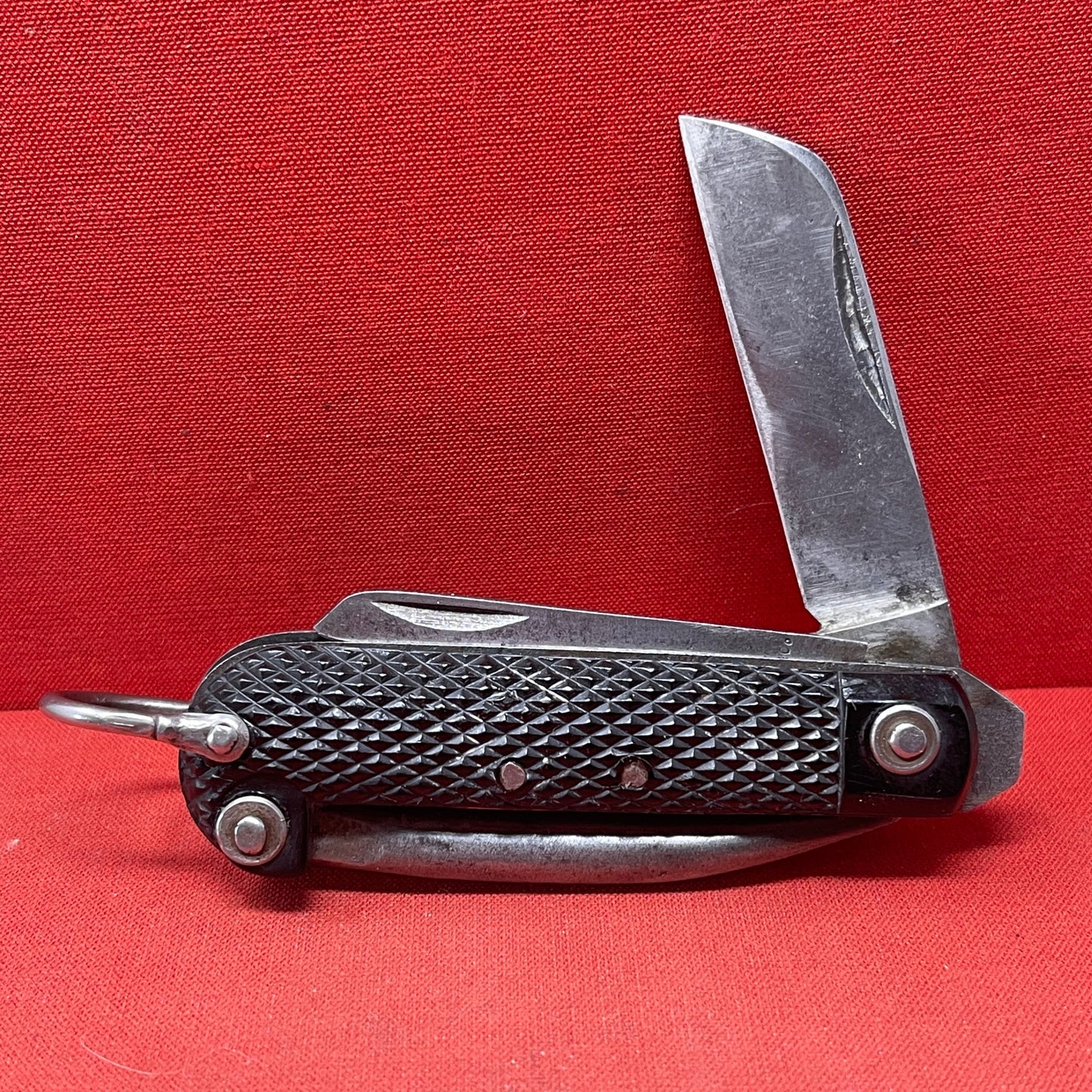 A nice example of a British 1944 Dated G Ibberson & Co military Jack Knife The blades are in good condition, the chequered Bakelite grip is intact and all the blades lock and close as they should. The steel can opener is in good condition