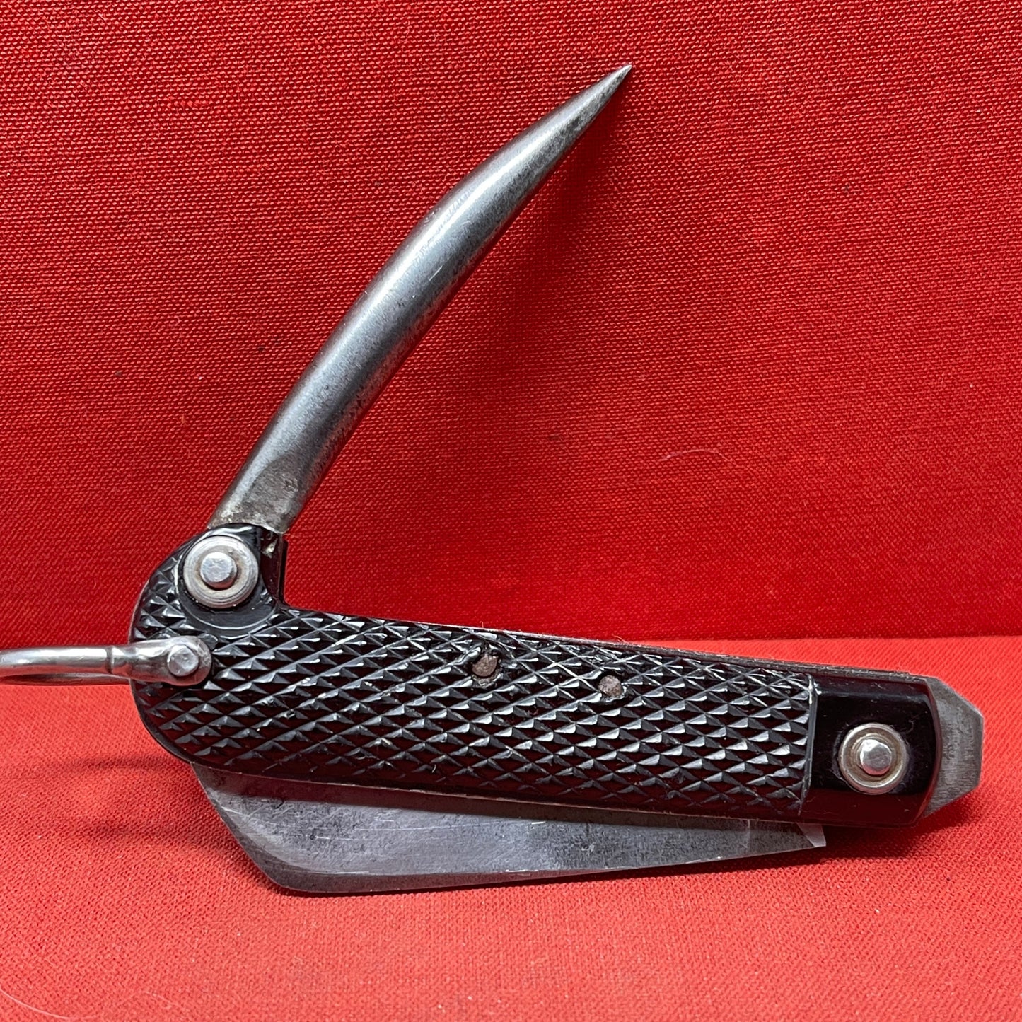 A nice example of a British 1944 Dated G Ibberson & Co military Jack Knife The blades are in good condition, the chequered Bakelite grip is intact and all the blades lock and close as they should. The steel can opener is in good condition