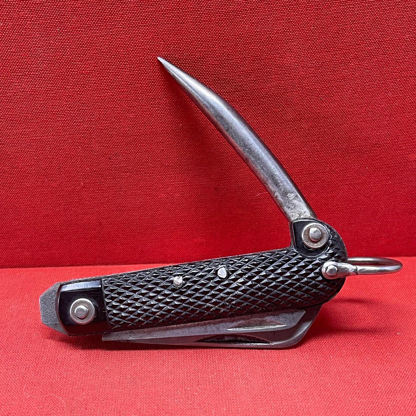 A nice example of a British 1944 Dated G Ibberson & Co military Jack Knife The blades are in good condition, the chequered Bakelite grip is intact and all the blades lock and close as they should. The steel can opener is in good condition