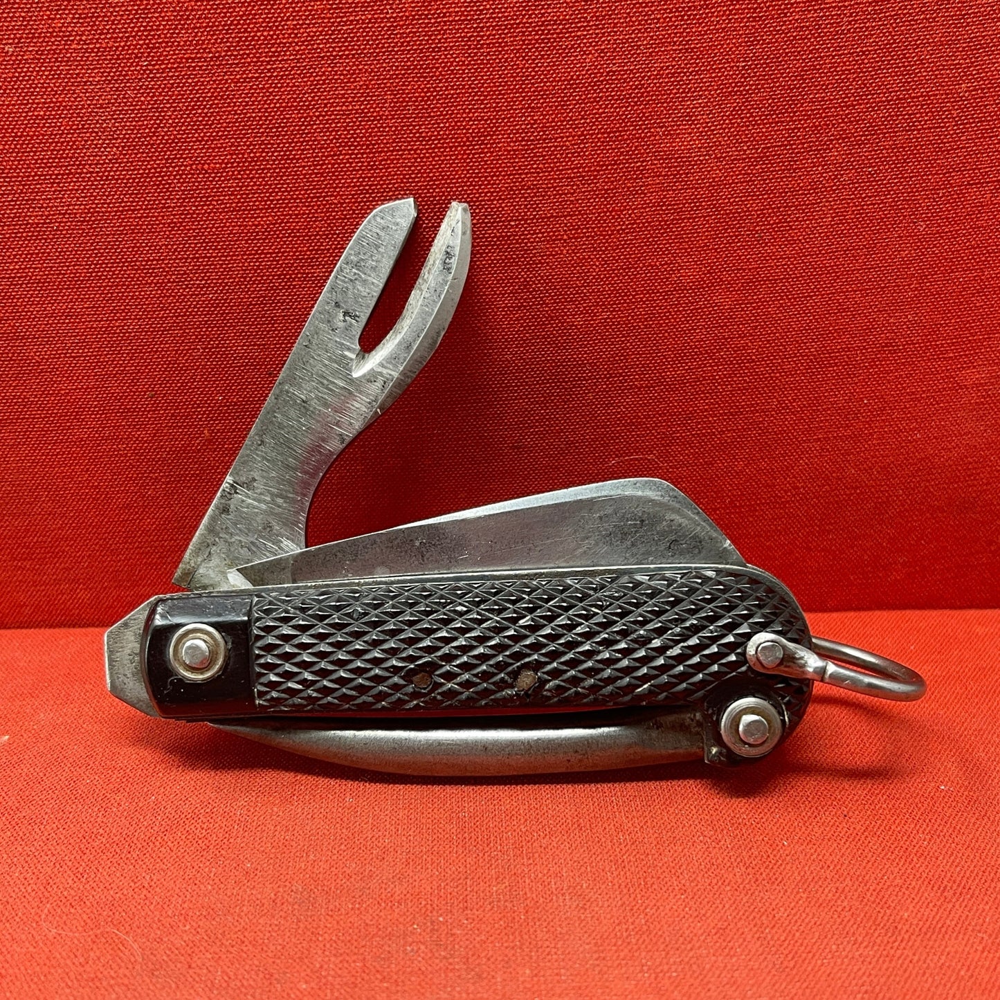 A nice example of a British 1944 Dated G Ibberson & Co military Jack Knife The blades are in good condition, the chequered Bakelite grip is intact and all the blades lock and close as they should. The steel can opener is in good condition