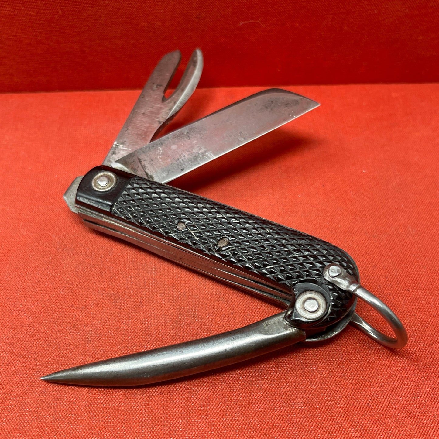 A nice example of a British 1944 Dated G Ibberson & Co military Jack Knife The blades are in good condition, the chequered Bakelite grip is intact and all the blades lock and close as they should. The steel can opener is in good condition