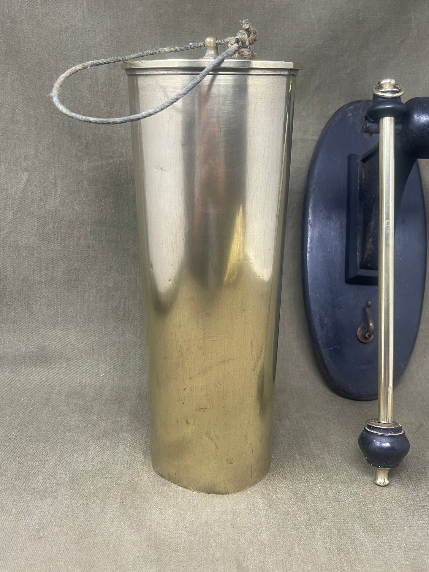 Excellent condition 1917-dated WW1 13-pounder brass shell case dinner gong with C.F. DCP CS stamps. Comes with brass striker and wooden wall mount. A stunning military collectible.