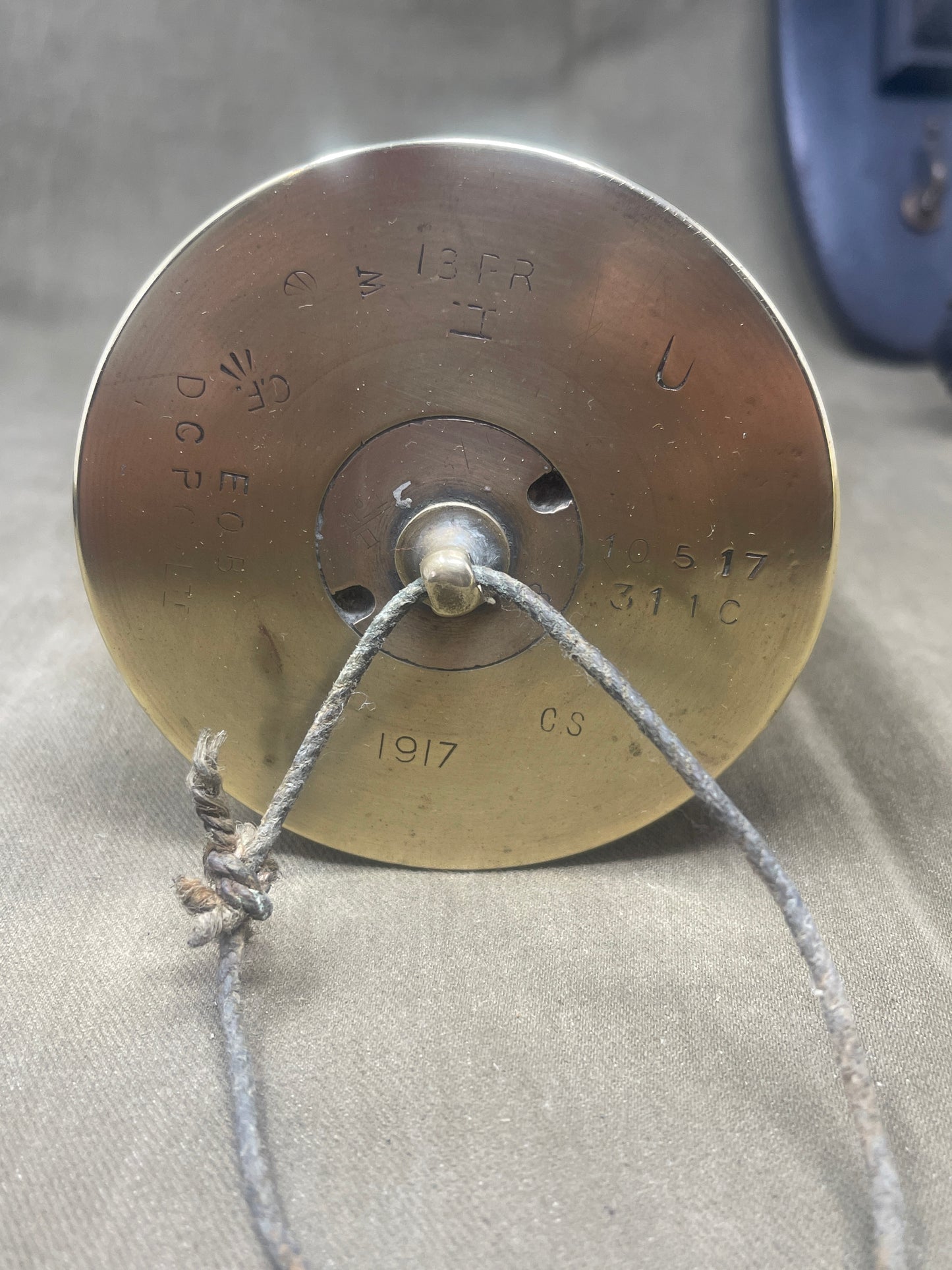 Excellent condition 1917-dated WW1 13-pounder brass shell case dinner gong with C.F. DCP CS stamps. Comes with brass striker and wooden wall mount. A stunning military collectible.