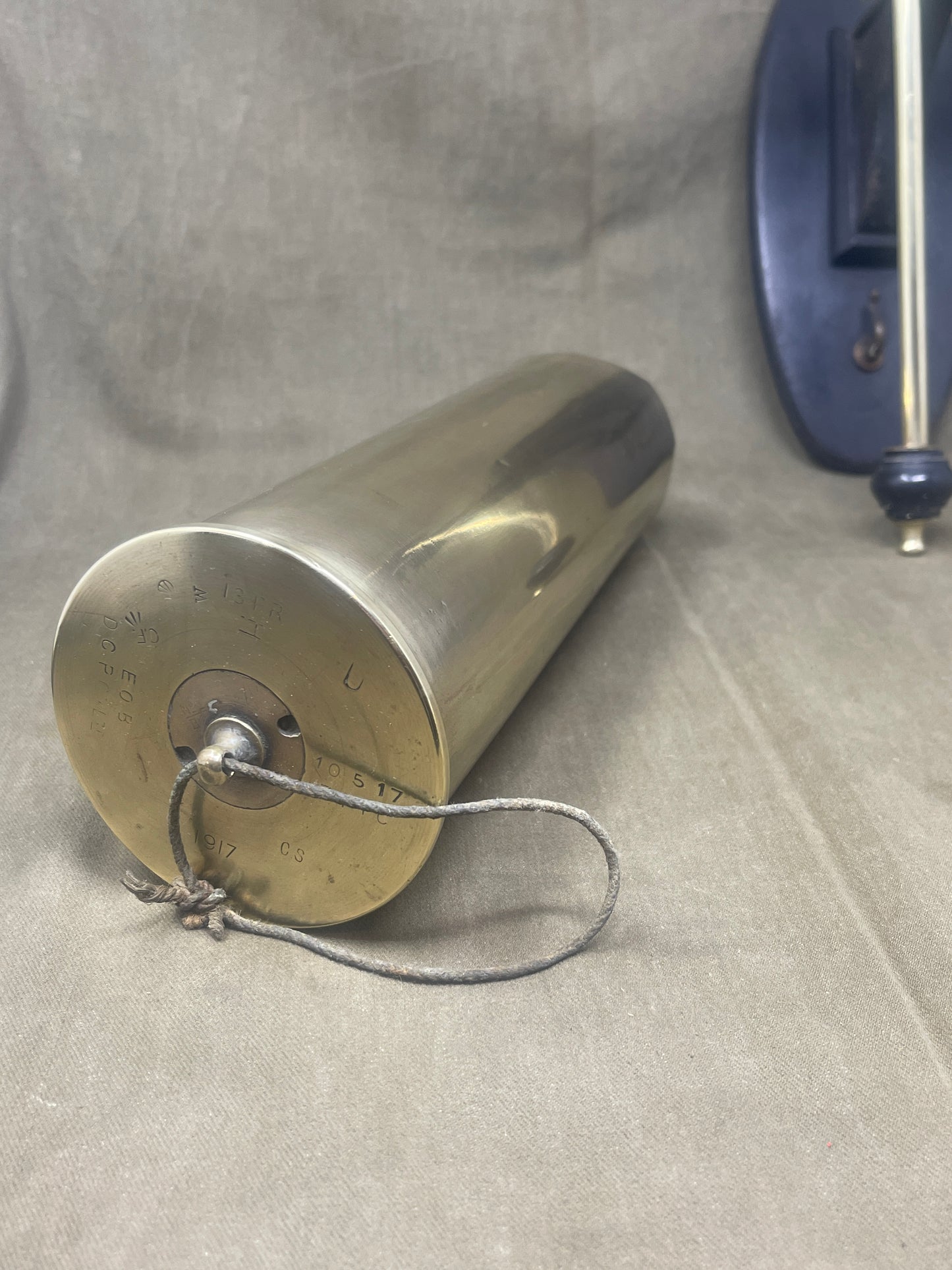Excellent condition 1917-dated WW1 13-pounder brass shell case dinner gong with C.F. DCP CS stamps. Comes with brass striker and wooden wall mount. A stunning military collectible.