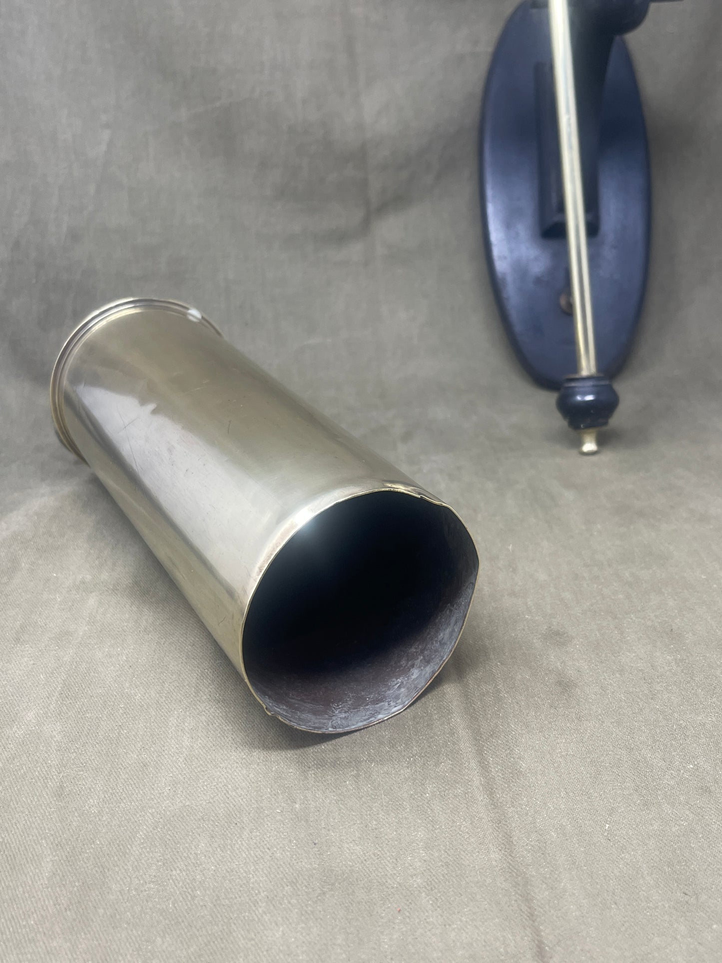 Excellent condition 1917-dated WW1 13-pounder brass shell case dinner gong with C.F. DCP CS stamps. Comes with brass striker and wooden wall mount. A stunning military collectible.