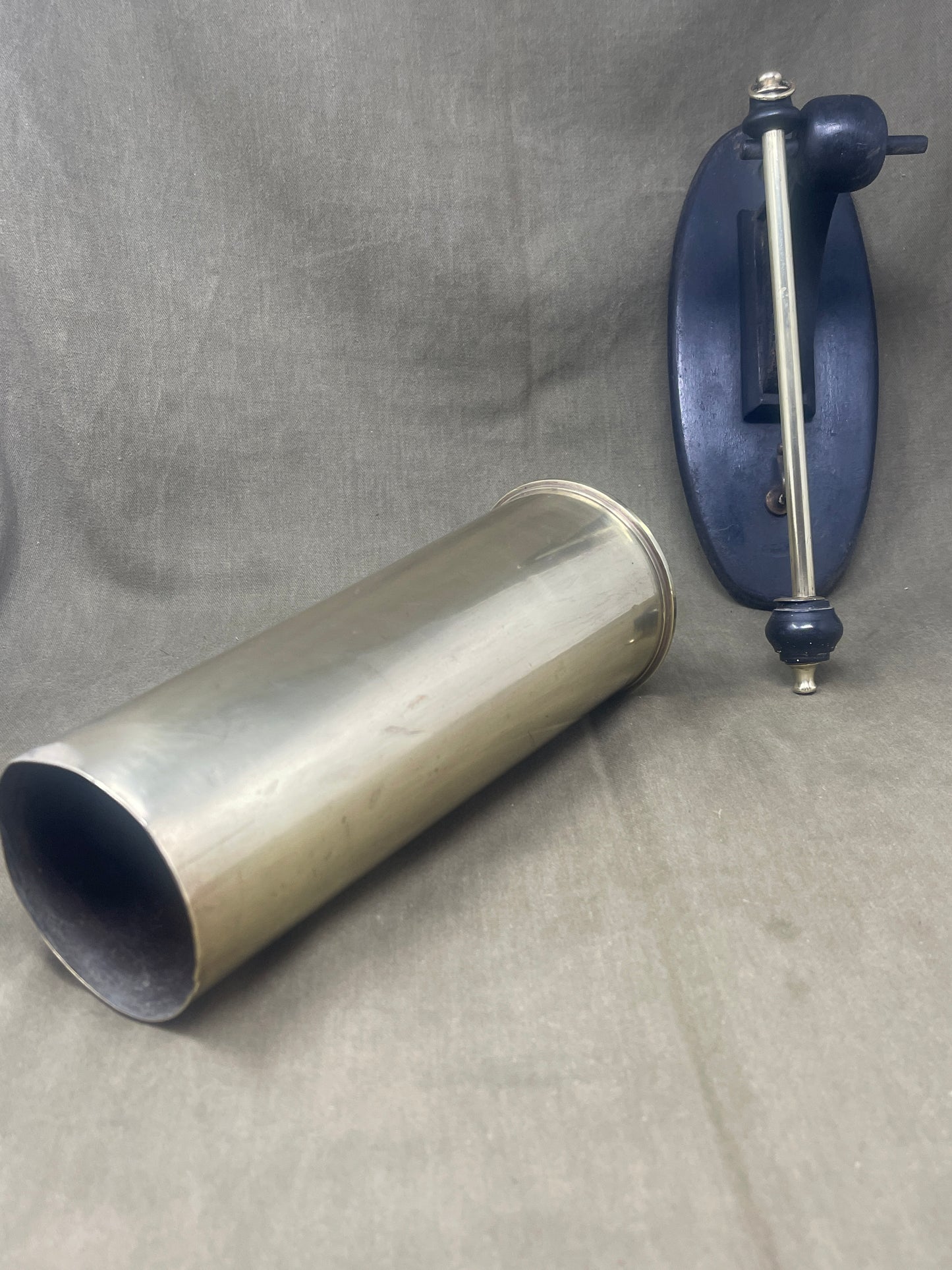 Excellent condition 1917-dated WW1 13-pounder brass shell case dinner gong with C.F. DCP CS stamps. Comes with brass striker and wooden wall mount. A stunning military collectible.