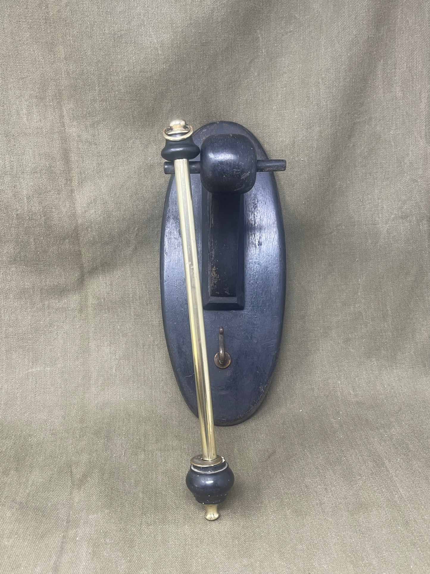 Excellent condition 1917-dated WW1 13-pounder brass shell case dinner gong with C.F. DCP CS stamps. Comes with brass striker and wooden wall mount. A stunning military collectible.