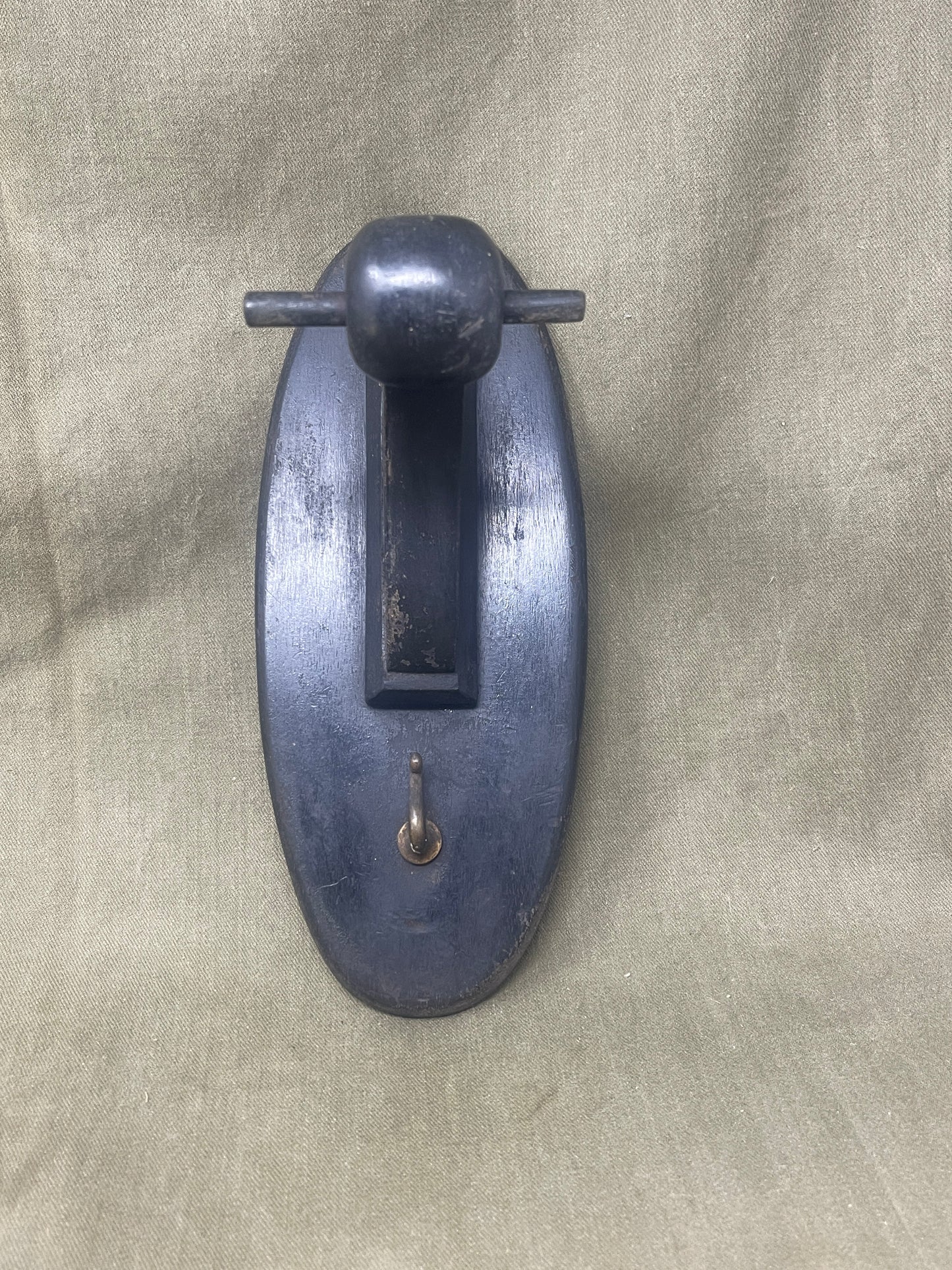 Excellent condition 1917-dated WW1 13-pounder brass shell case dinner gong with C.F. DCP CS stamps. Comes with brass striker and wooden wall mount. A stunning military collectible.