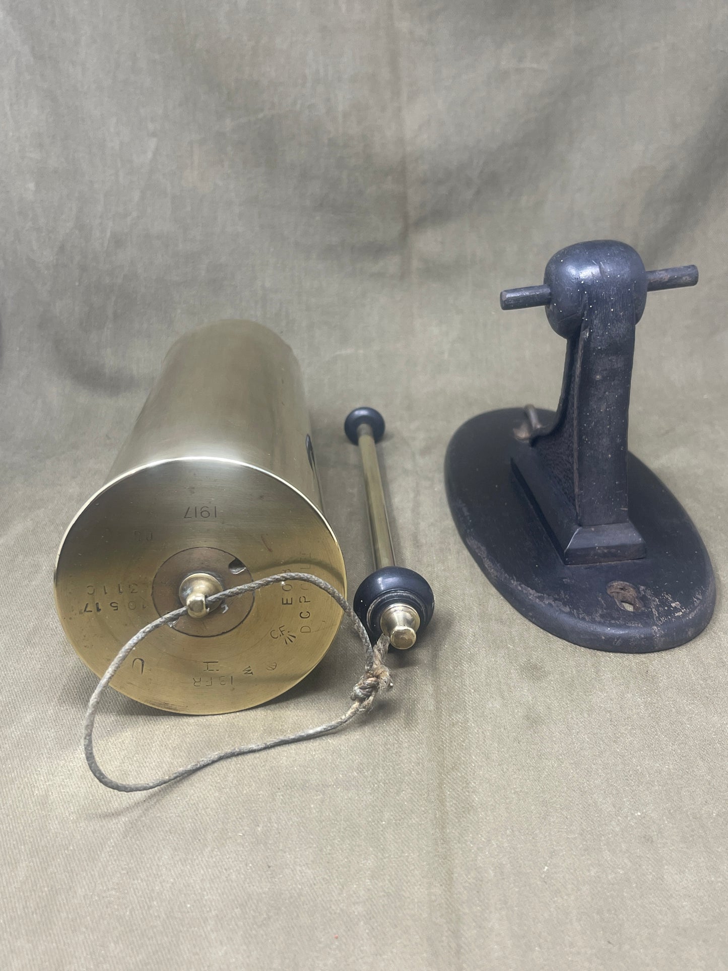 Excellent condition 1917-dated WW1 13-pounder brass shell case dinner gong with C.F. DCP CS stamps. Comes with brass striker and wooden wall mount. A stunning military collectible.