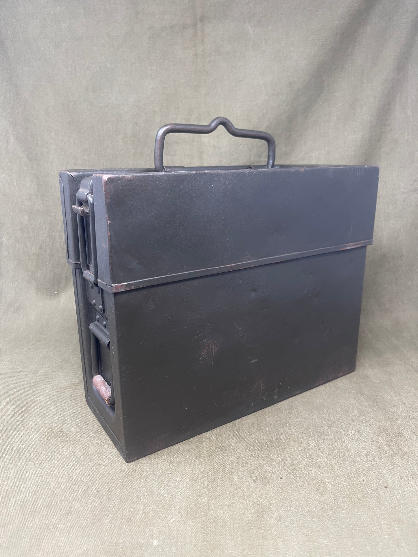 Authentic WW2 German MG13 magazine ammo box with 8 original MG13 magazines and 5 inert 7.92mm rounds. All items stamped with Waffenamt and dates. Excellent condition.