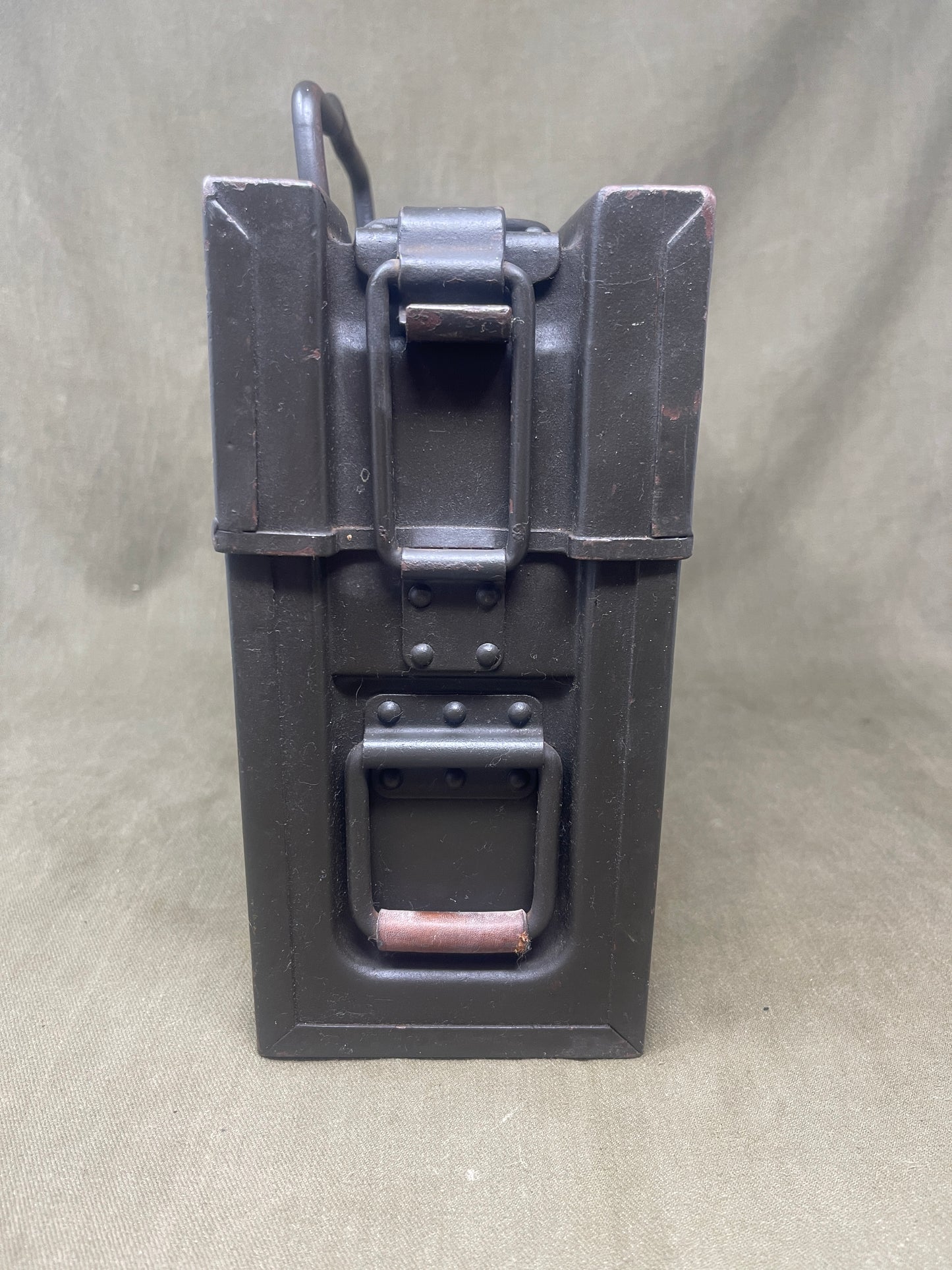 Authentic WW2 German MG13 magazine ammo box with 8 original MG13 magazines and 5 inert 7.92mm rounds. All items stamped with Waffenamt and dates. Excellent condition.