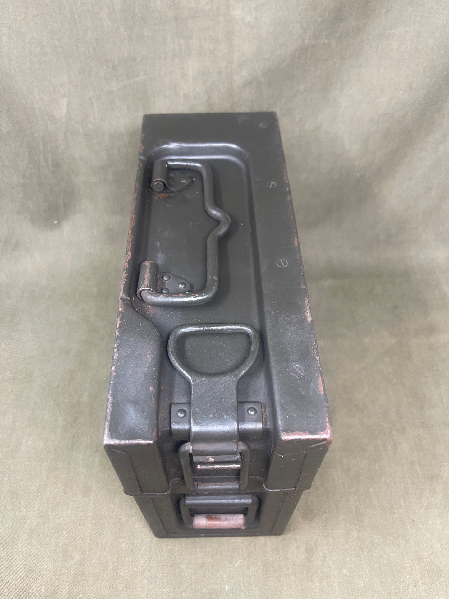 Authentic WW2 German MG13 magazine ammo box with 8 original MG13 magazines and 5 inert 7.92mm rounds. All items stamped with Waffenamt and dates. Excellent condition.