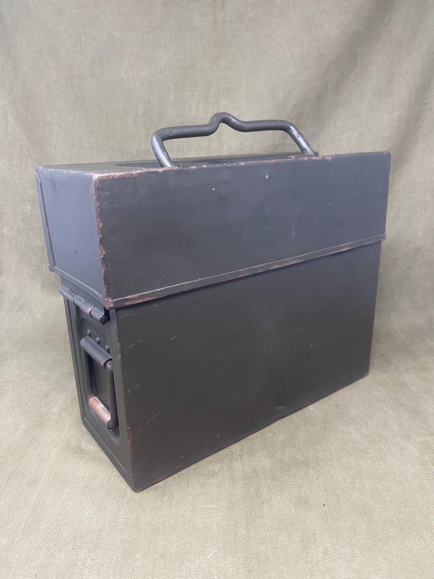 Authentic WW2 German MG13 magazine ammo box with 8 original MG13 magazines and 5 inert 7.92mm rounds. All items stamped with Waffenamt and dates. Excellent condition.