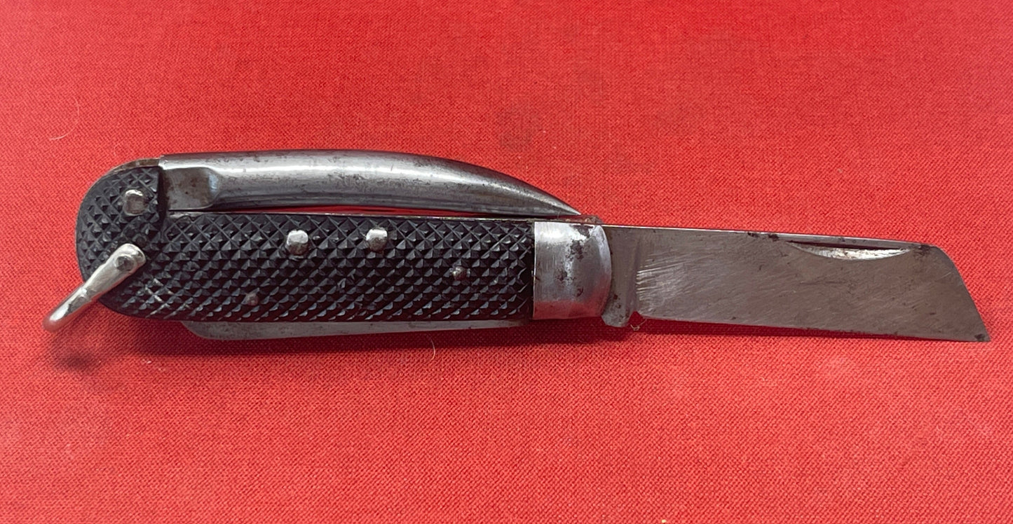 A nice example of a British 1943 Dated Pocket Jack Knife made by Richards of Sheffield The blades are in good condition, the chequered Bakelite grip is intact and all the blades lock and close as they should. The steel can opener is in good condition