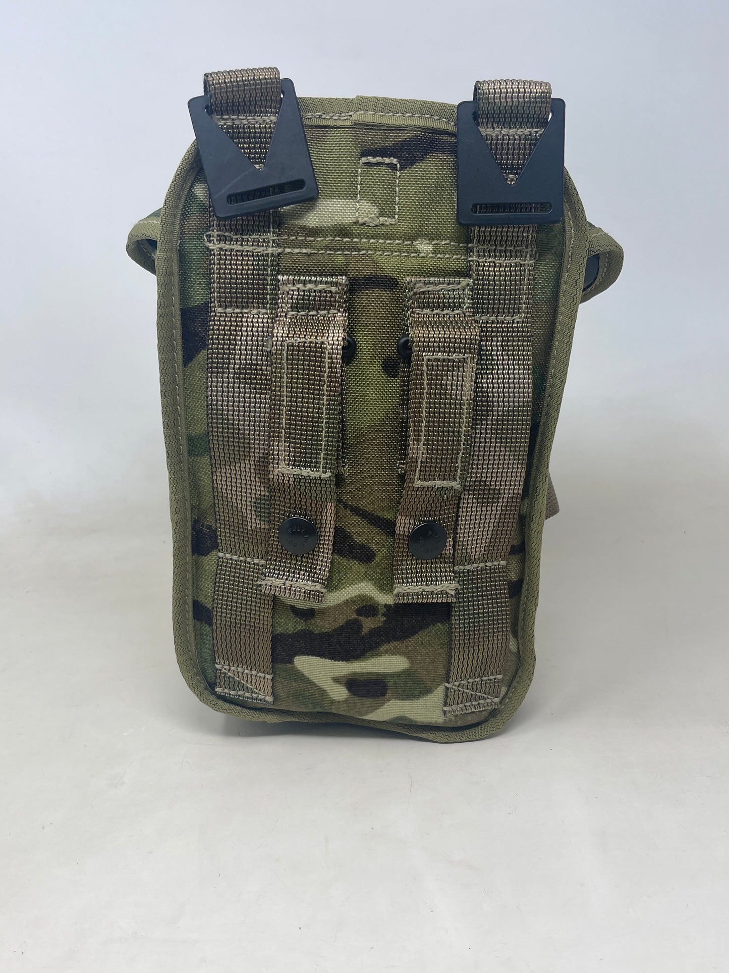 The pouch features an infrared-reflective (IRR) coating that aids in reducing visibility under night vision, enhancing stealth during nighttime operations. With its adaptable MOLLE attachment system, the Osprey MkIV Pouch Utility IRR can be easily integrated into a variety of tactical gear setups, making it an indispensable accessory for those requiring effective storage solutions in the field