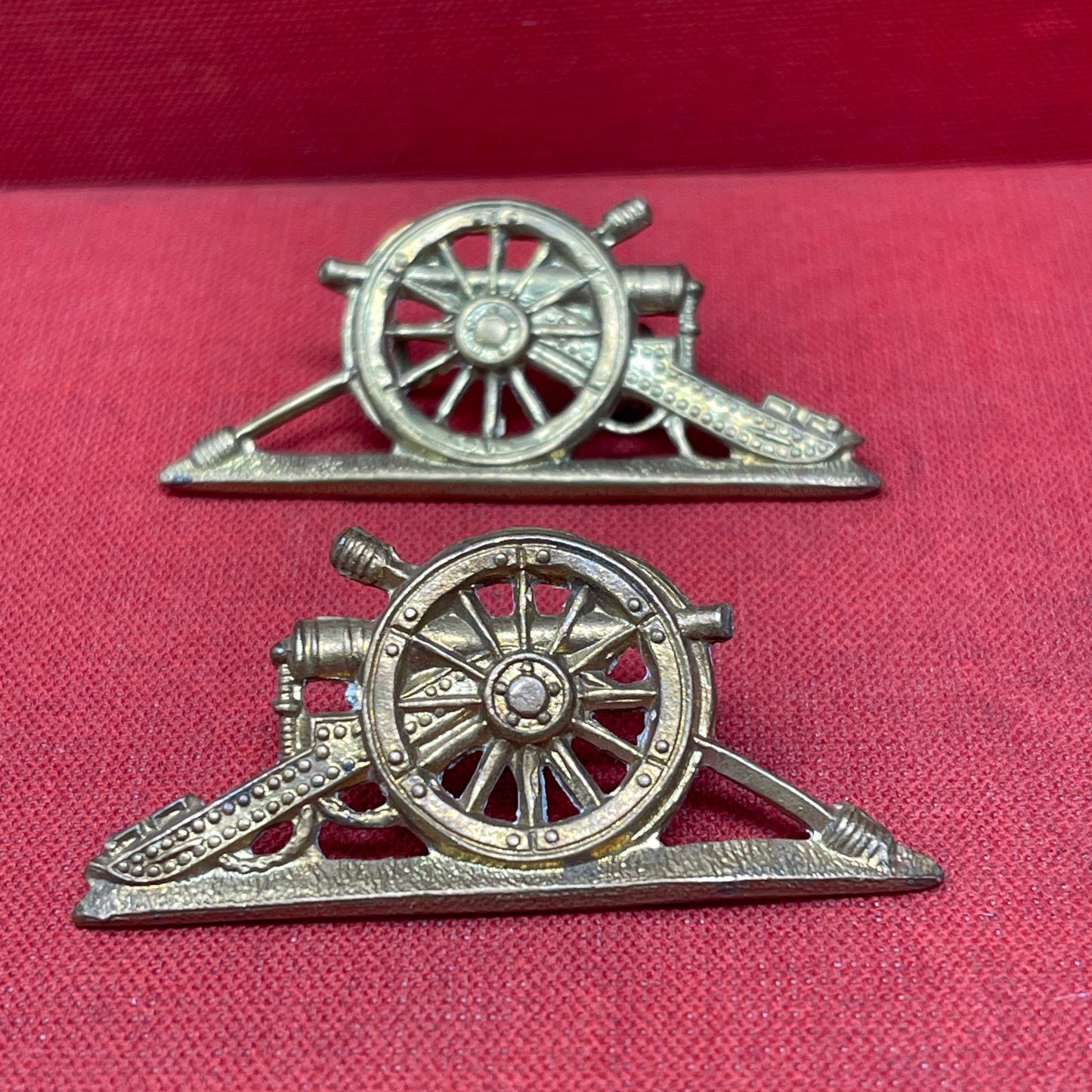 WWI-WWII Royal Artillery Brass Collar Badge