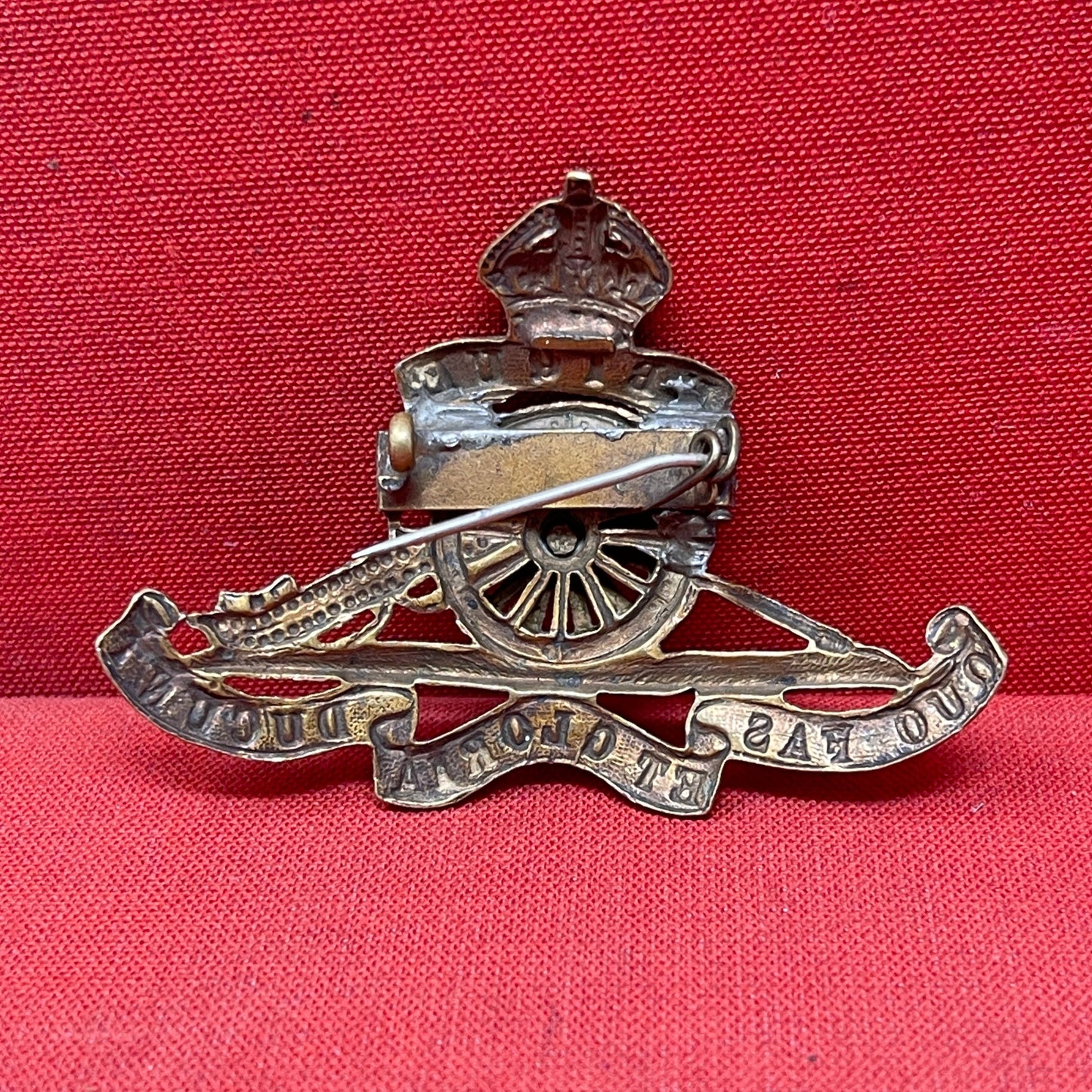 Royal Field Artilery King George V Cap Badge