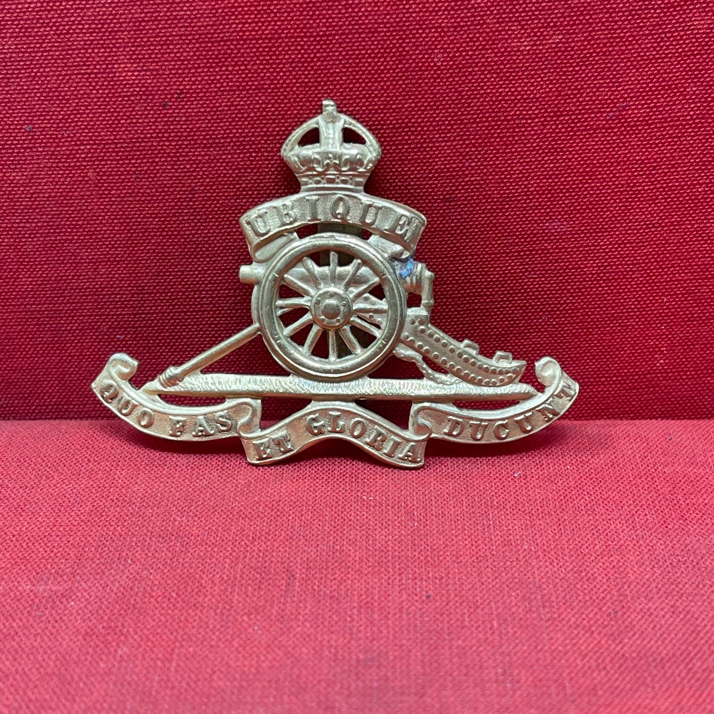 The Royal Artillery cap badge is a symbol of the regiment's distinguished history and service. Featuring a field gun at its center, the badge represents the regiment's core role in providing artillery support. Above the gun sits the British Crown, indicating loyalty to the monarchy. The badge often includes the Latin motto "UBIQUE" (meaning "Everywhere"), signifying the Royal Artillery's global presence, and "QUO FAS ET GLORIA DUCUNT" ("Where Right and Glory Lead"), reflecting its honorable service. This ic