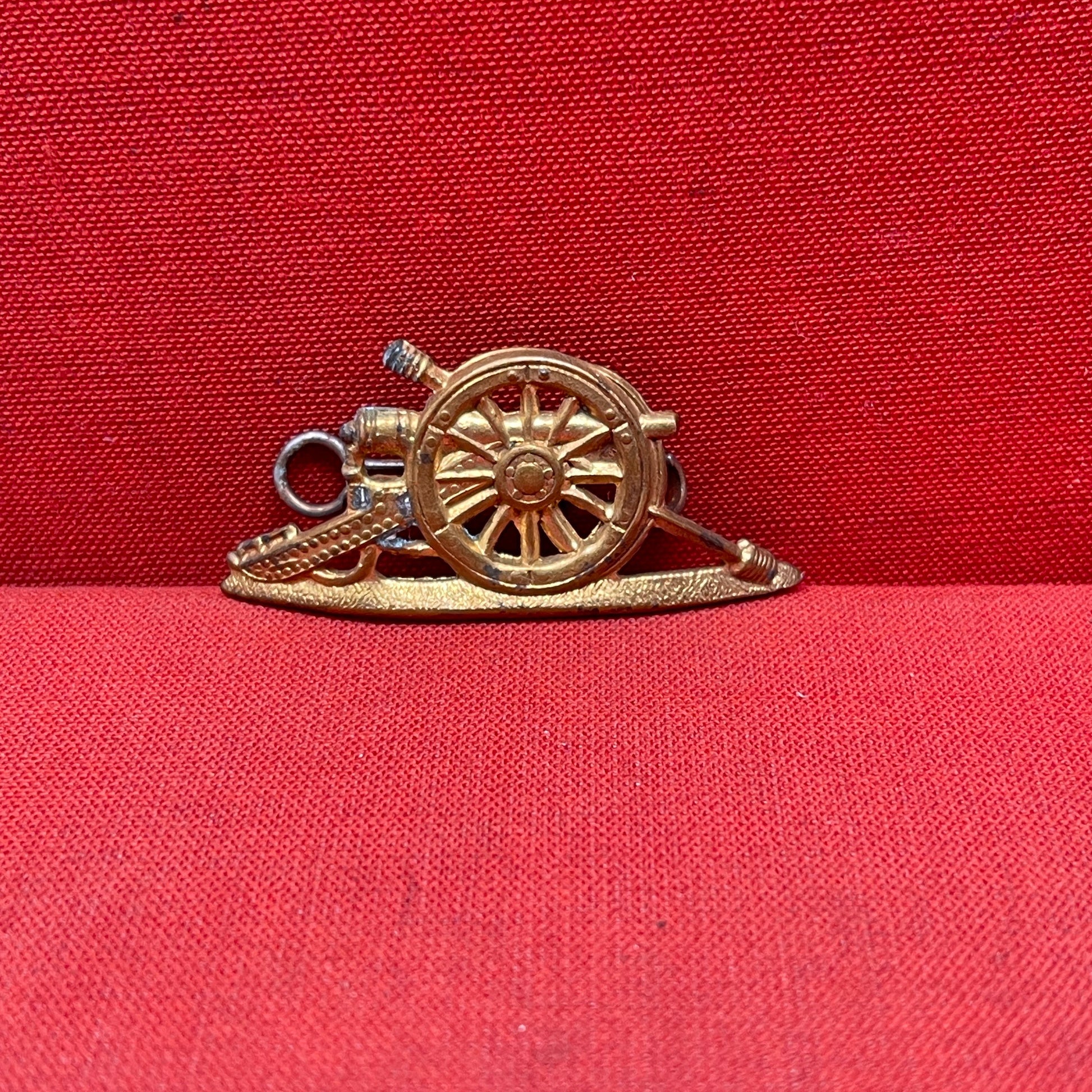 WWI-WWII Royal Artillery Brass Collar Badge