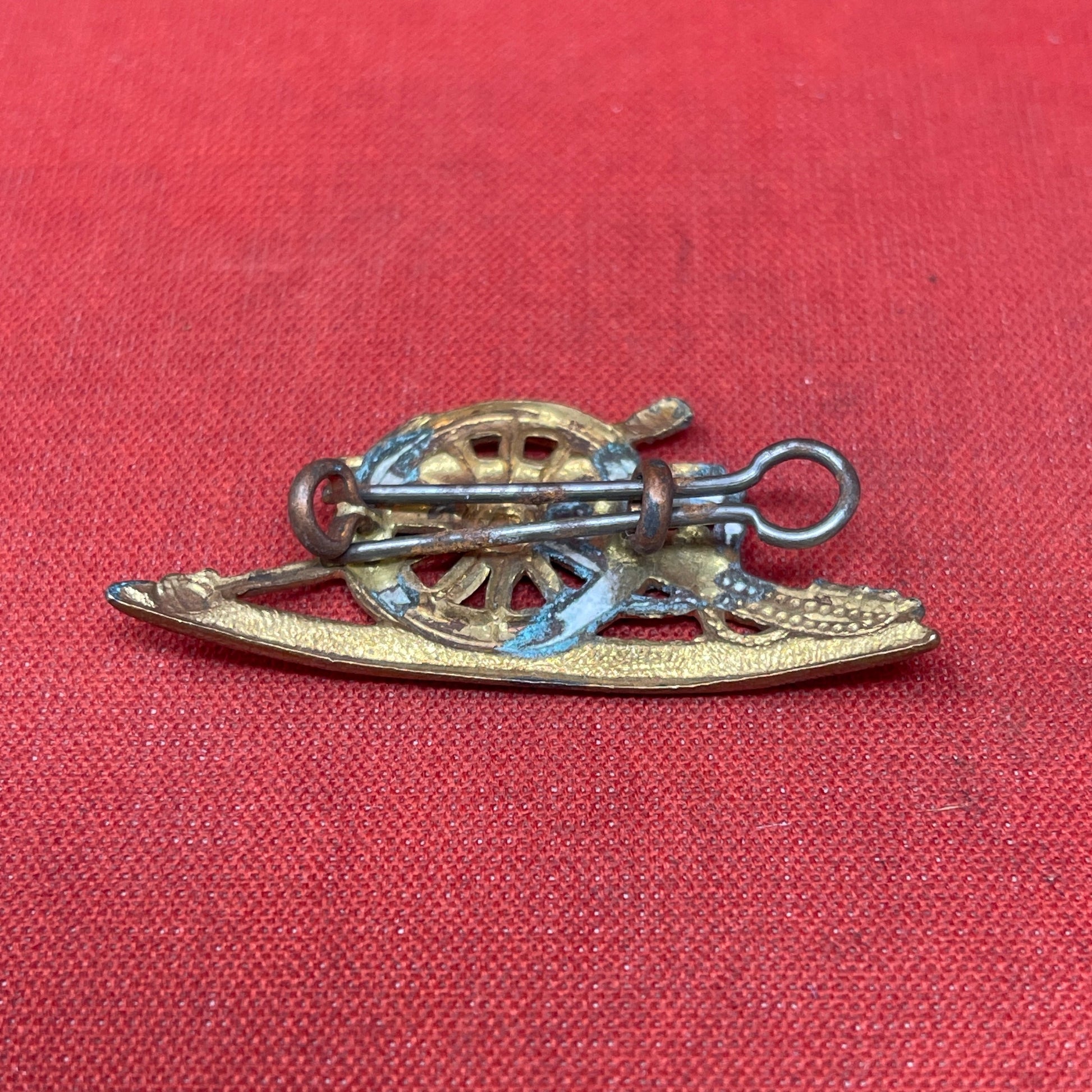 WWI-WWII Royal Artillery Brass Collar Badge