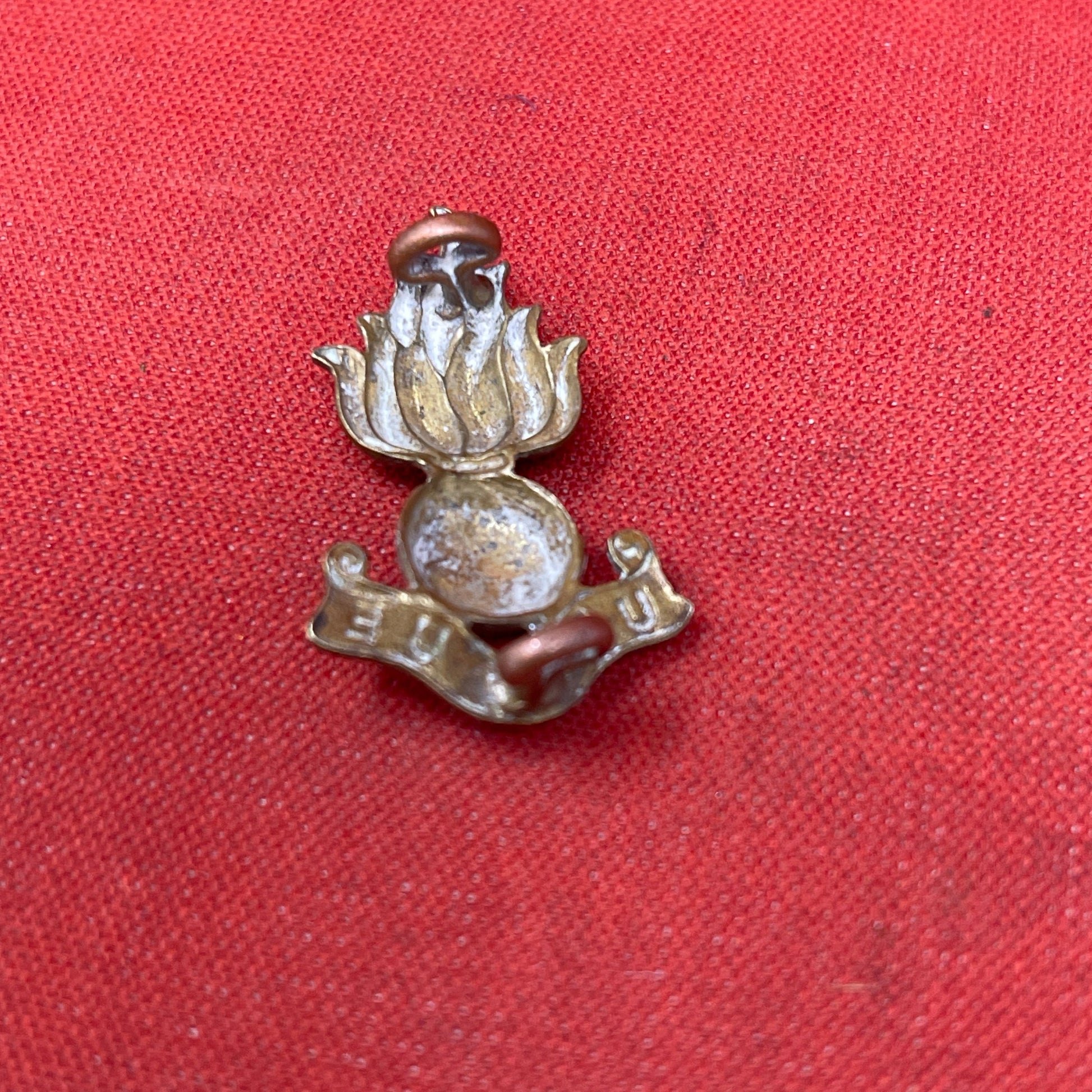 WWI-WWII Royal Artillery Brass Collar Badge