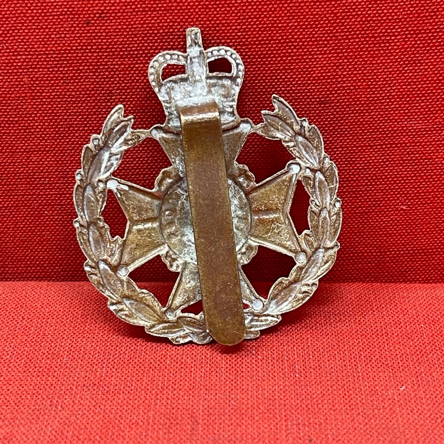 Explore the 7th Battalion (Robin Hood), Notts and Derbys Sherwood Foresters cap badge, featuring Robin Hood’s hat with feather, crossed swords, and a laurel wreath. This emblem honors the battalion’s legendary heritage and military tradition