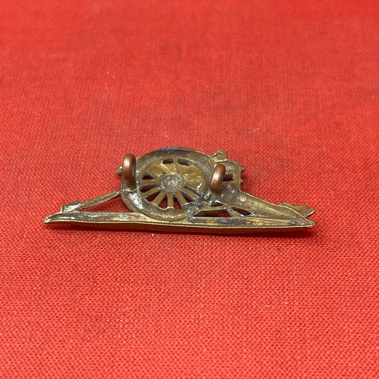 WWI-WWII Royal Artillery Brass Collar Badge