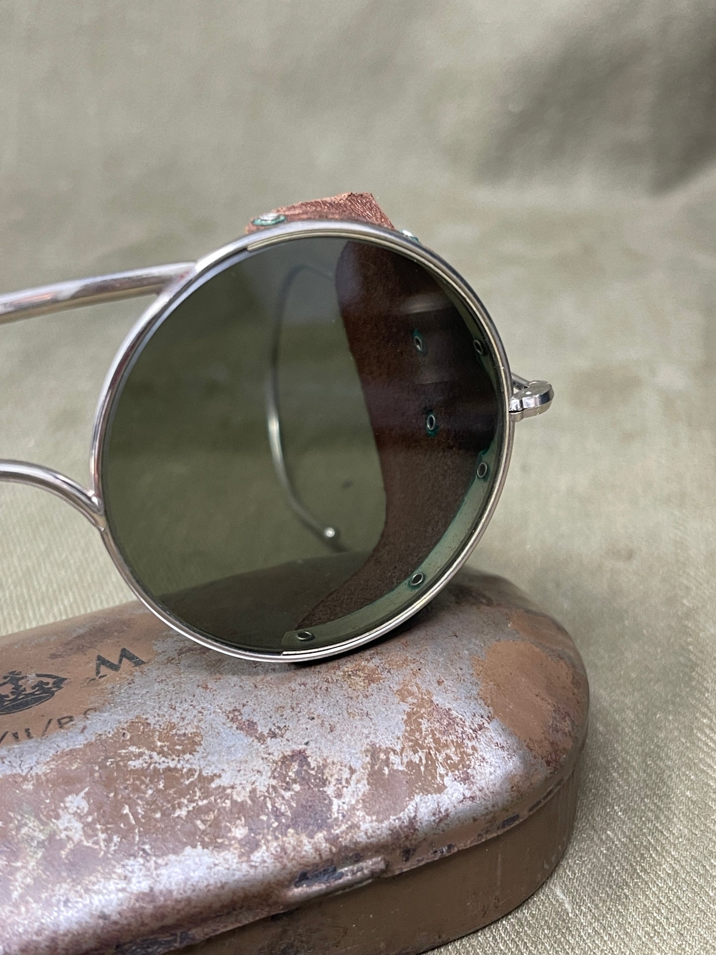 Original WW2 RAF Anti-Glare Sun Glasses & Air Ministry Storage Case