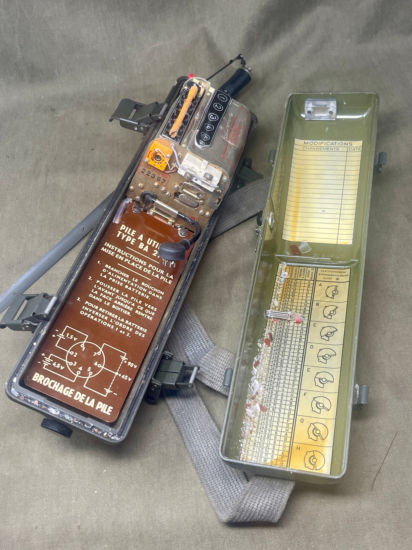 French TR-PP-8 Military Handie-Talkie Radio – AN/PRC-6 Type – Cold War Era