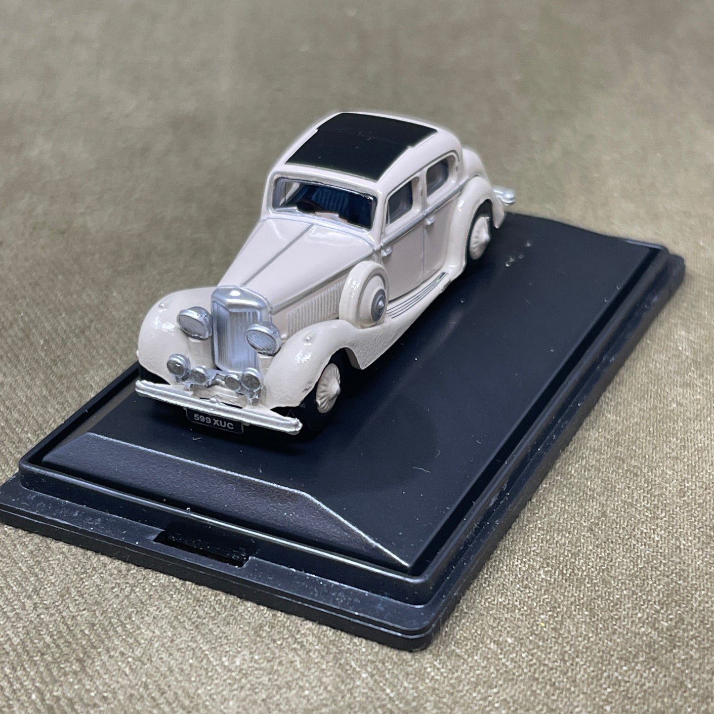 Oxford Diecast Cream Jaguar SS 2.5 Saloon - 1:76 Scale