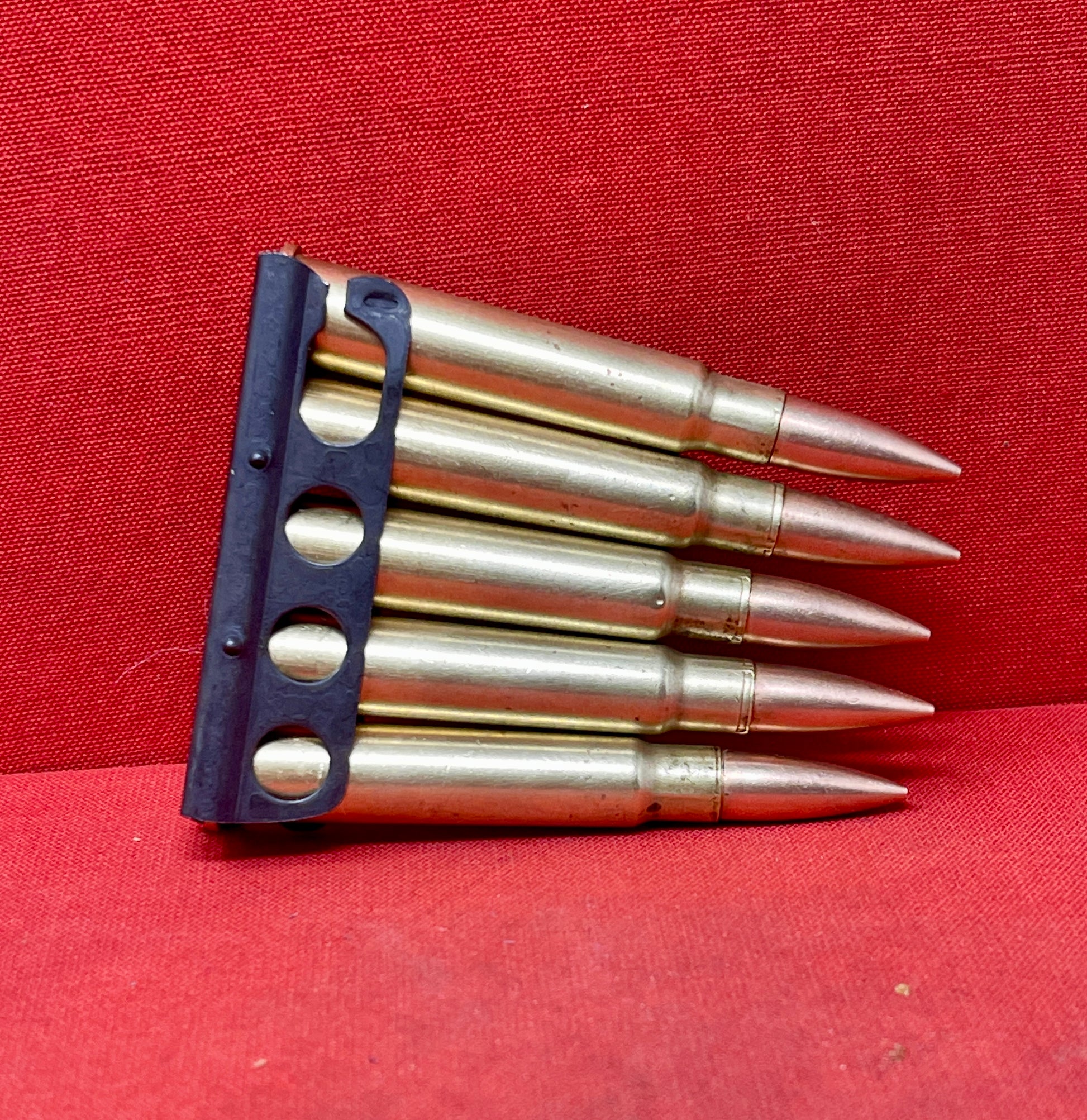 5 x Inert – WW2 303 Lee Enfield Rounds with Charger, Dated 1945  Royal Laboratory Woolwich