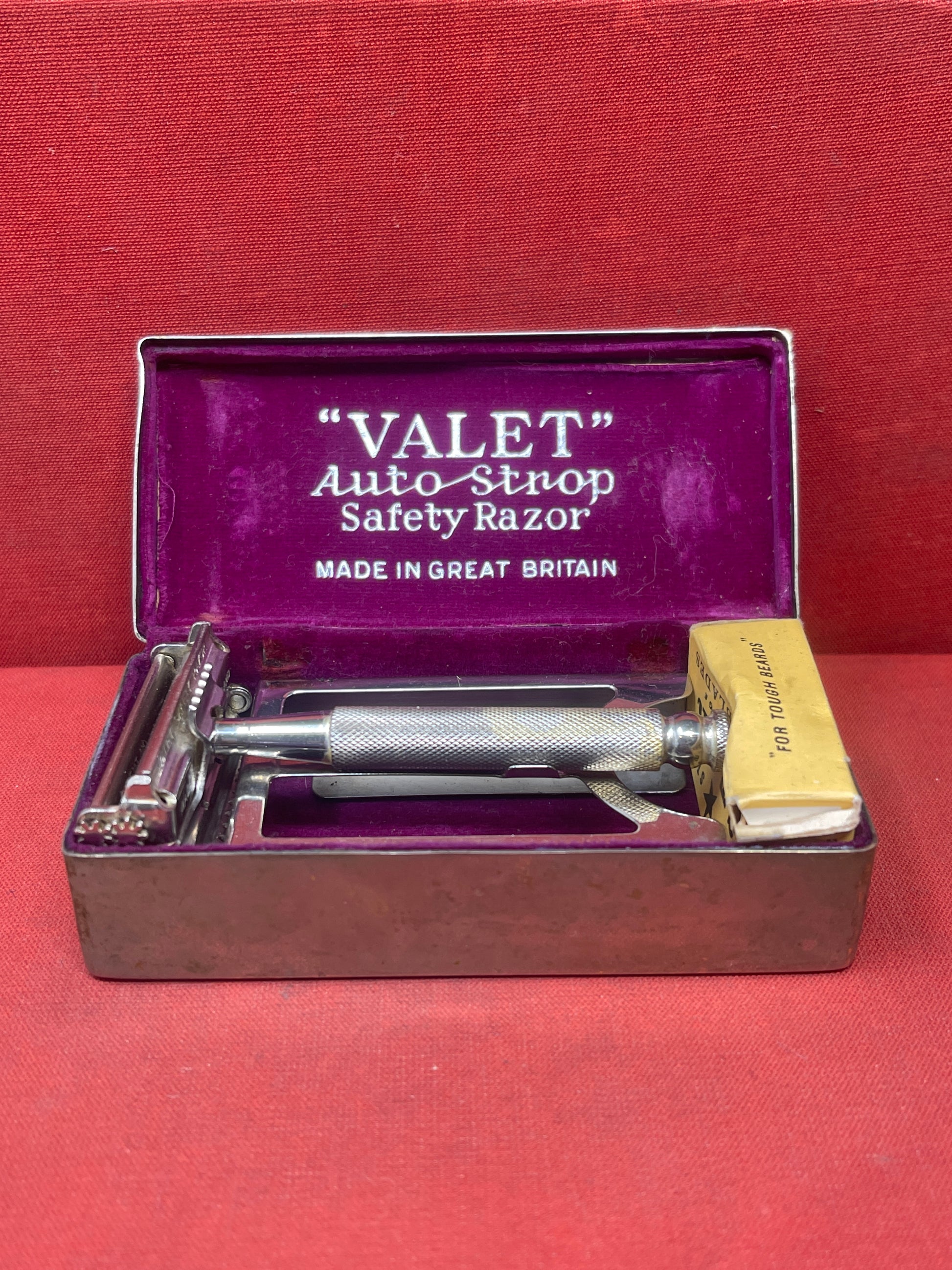 Vintage Valet Auto-Strop Razor with blades